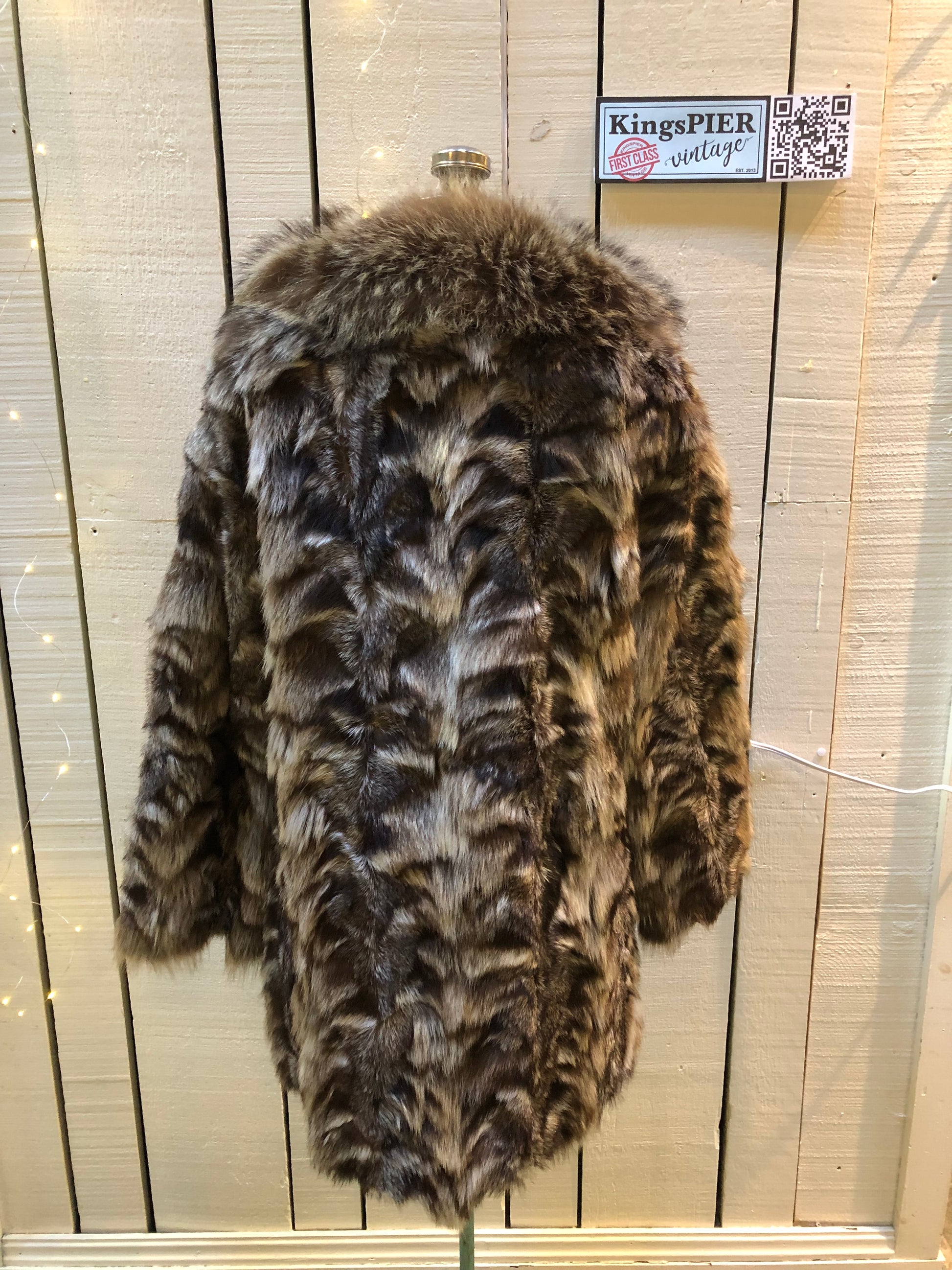 Kingspier Vintage - Vintage fur coat with hook and eye clasps, pockets and satin lining,
No labels.
