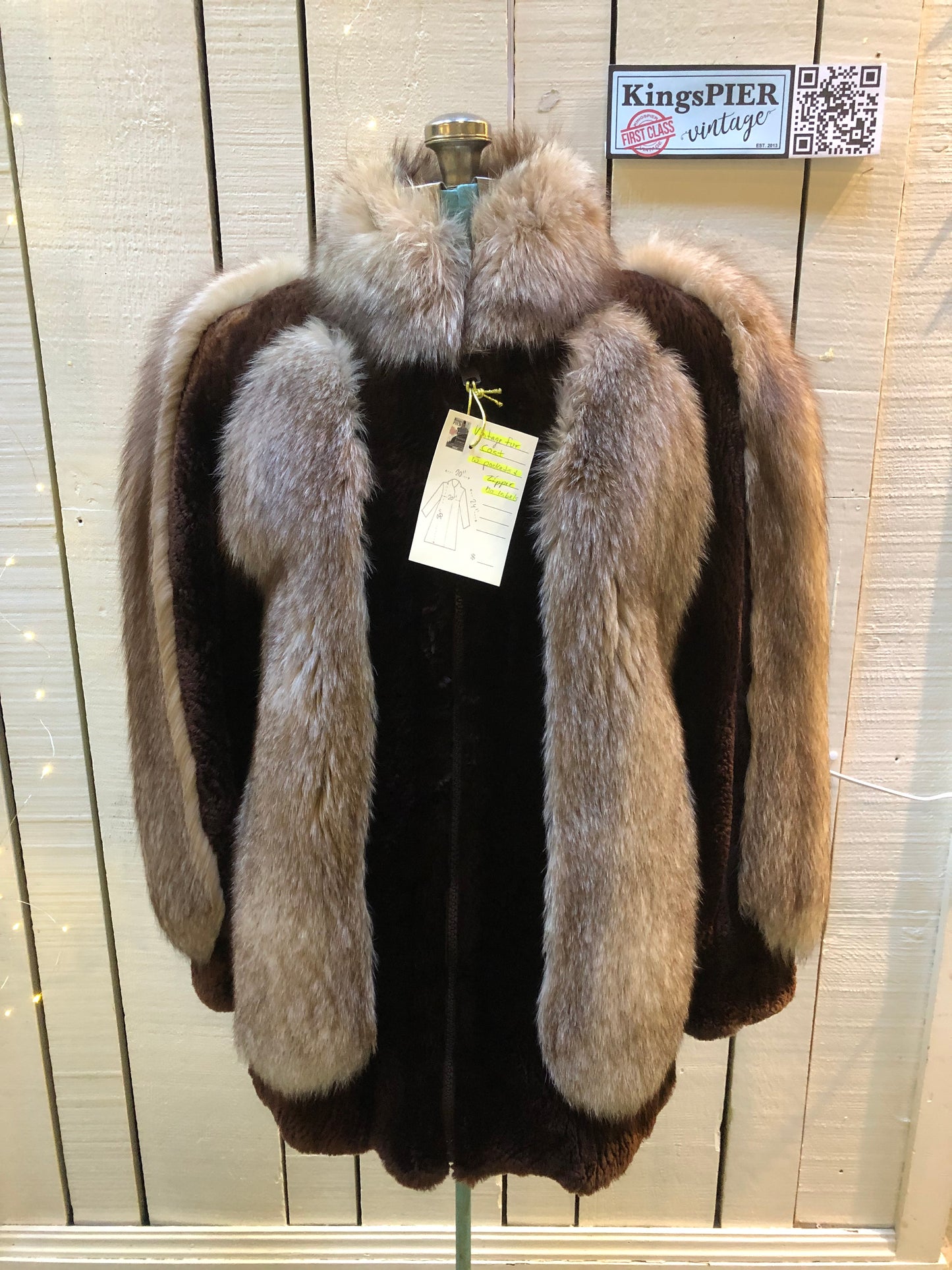 Kingspier Vintage - Vintage brown and blond fur coat with zipper closure and two front pockets.
No manufacturers details.