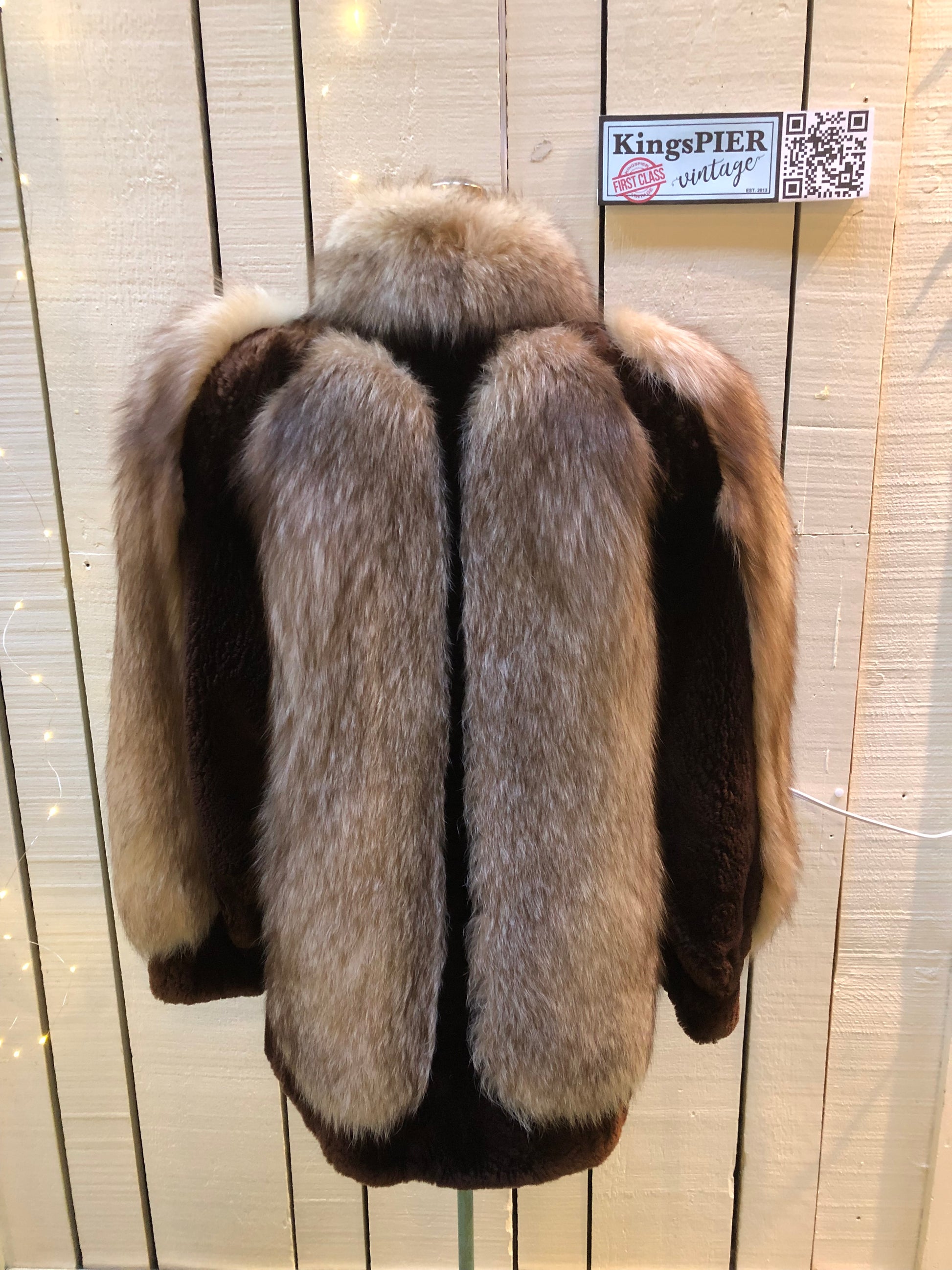 Kingspier Vintage - Vintage brown and blond fur coat with zipper closure and two front pockets.
No manufacturers details.