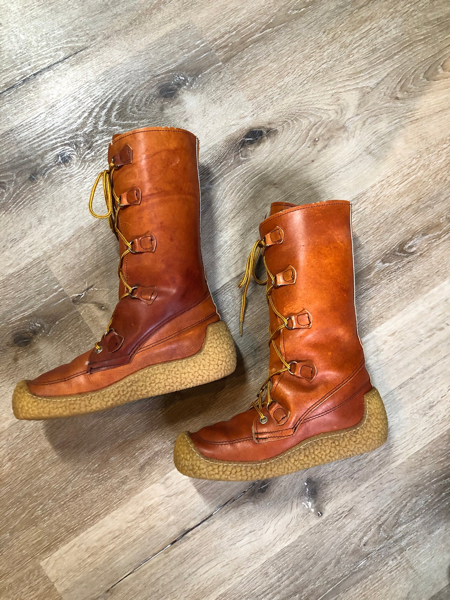 Kingspier Vintage - Vintage 1970’s caramel leather lace up boots with crepe sole and shearling lining. Made in Canada.
Size 8 womens
The uppers and soles are in excellent condition.