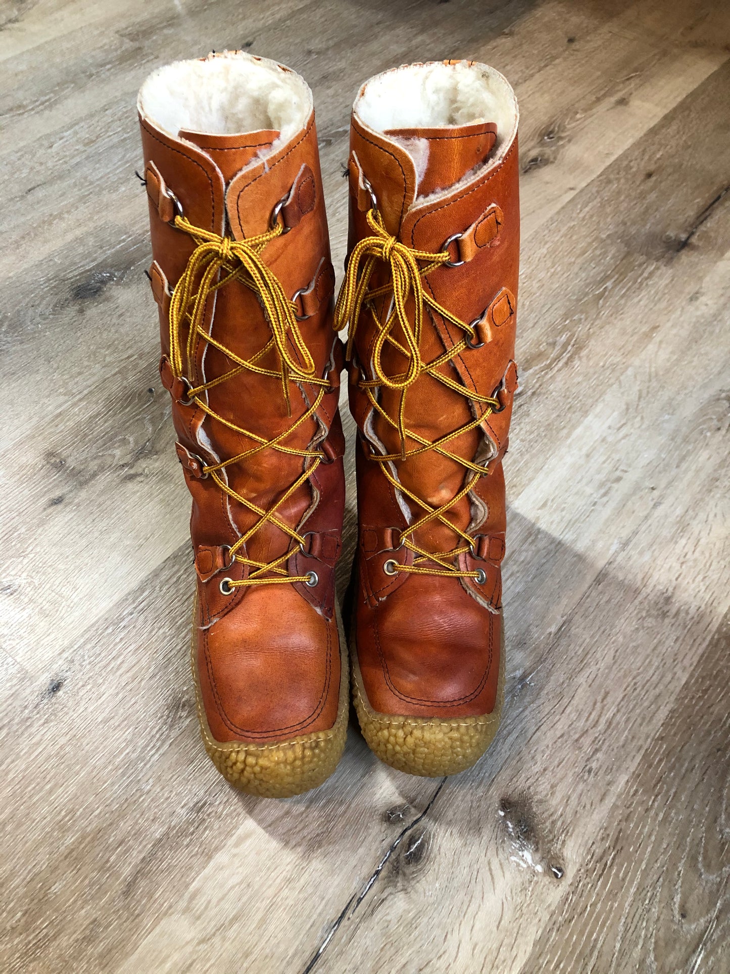Kingspier Vintage - Vintage 1970’s caramel leather lace up boots with crepe sole and shearling lining. Made in Canada.
Size 8 womens
The uppers and soles are in excellent condition.
