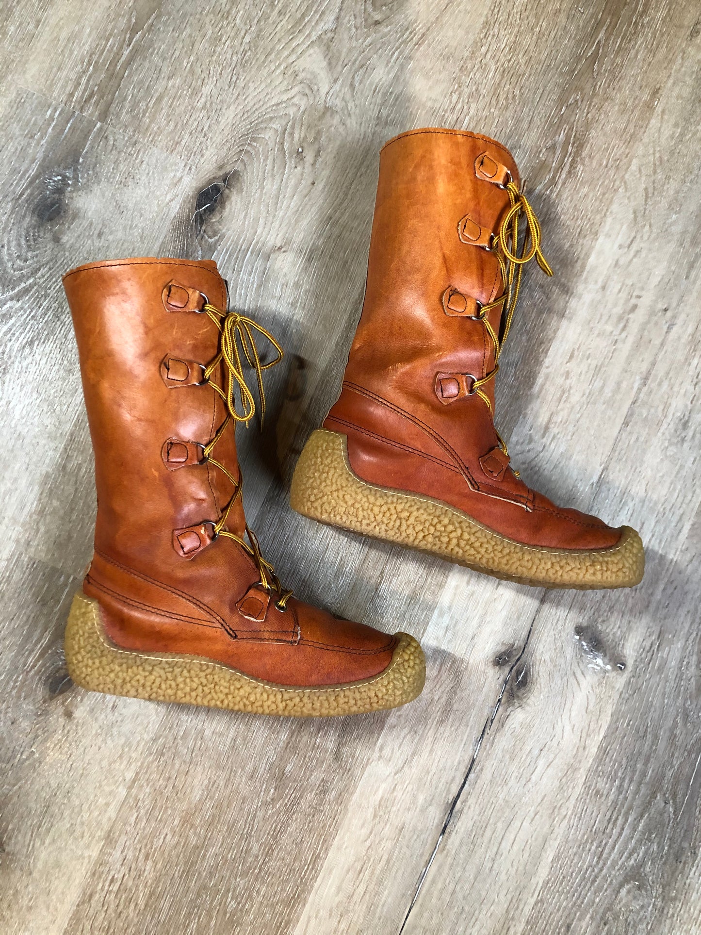 Kingspier Vintage - Vintage 1970’s caramel leather lace up boots with crepe sole and shearling lining. Made in Canada.
Size 8 womens
The uppers and soles are in excellent condition.