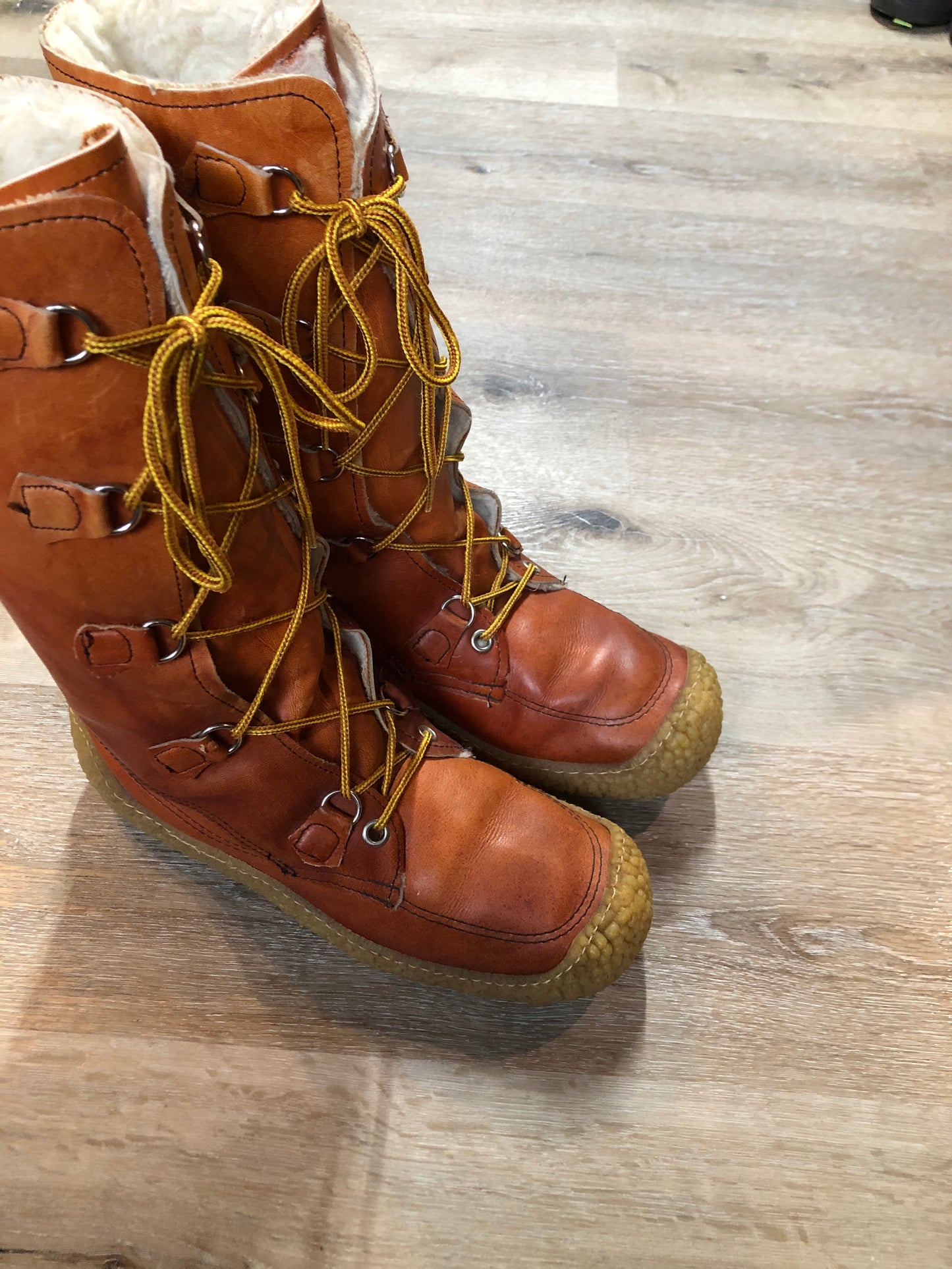Kingspier Vintage - Vintage 1970’s caramel leather lace up boots with crepe sole and shearling lining. Made in Canada.
Size 8 womens
The uppers and soles are in excellent condition.