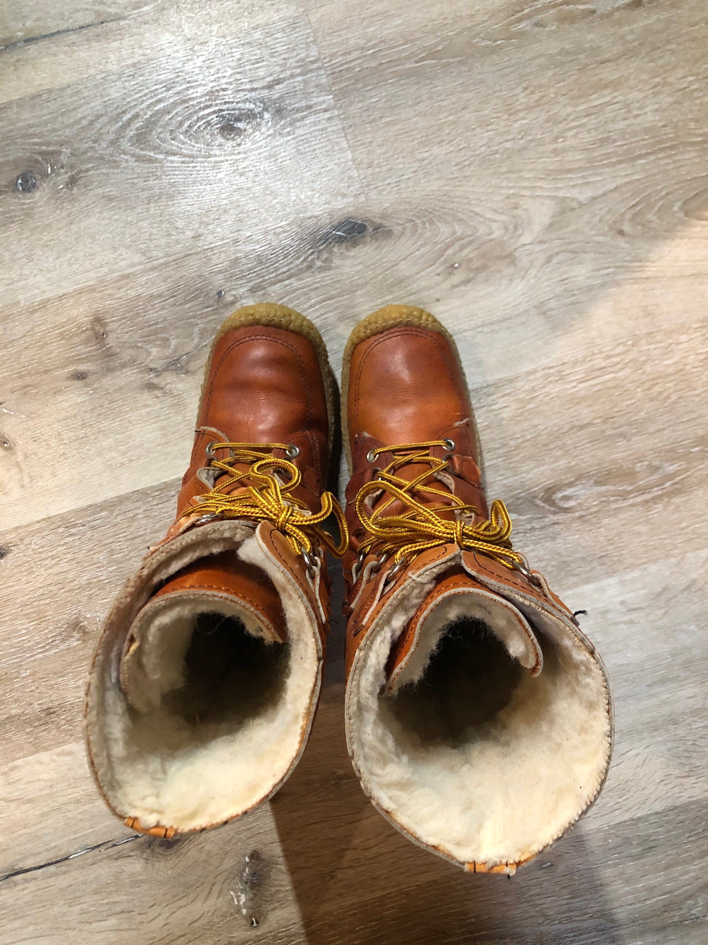Kingspier Vintage - Vintage 1970’s caramel leather lace up boots with crepe sole and shearling lining. Made in Canada.
Size 8 womens
The uppers and soles are in excellent condition.