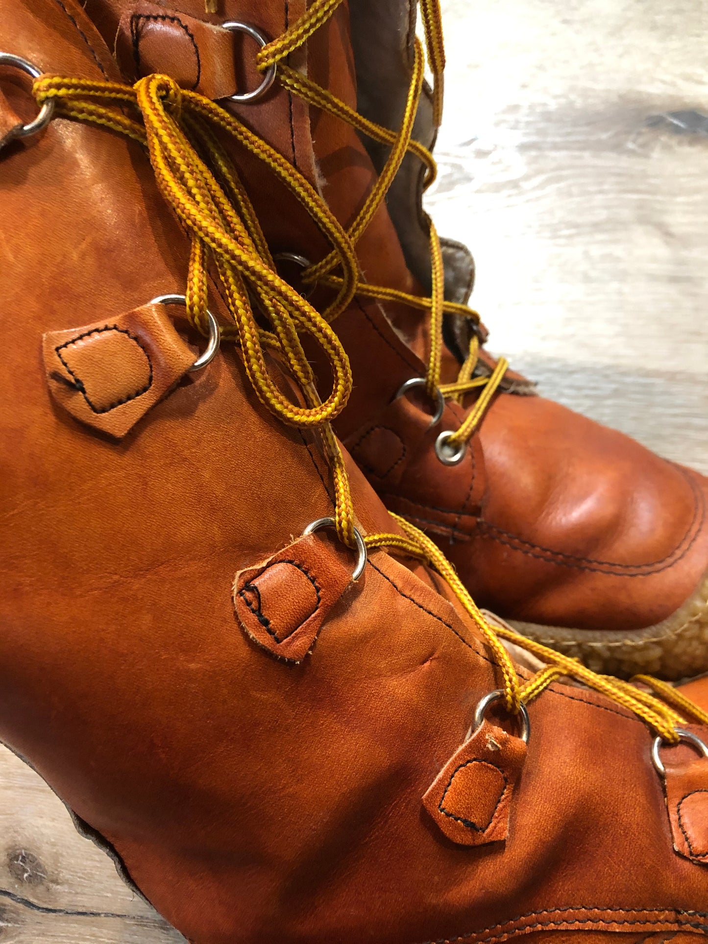 Kingspier Vintage - Vintage 1970’s caramel leather lace up boots with crepe sole and shearling lining. Made in Canada.
Size 8 womens
The uppers and soles are in excellent condition.