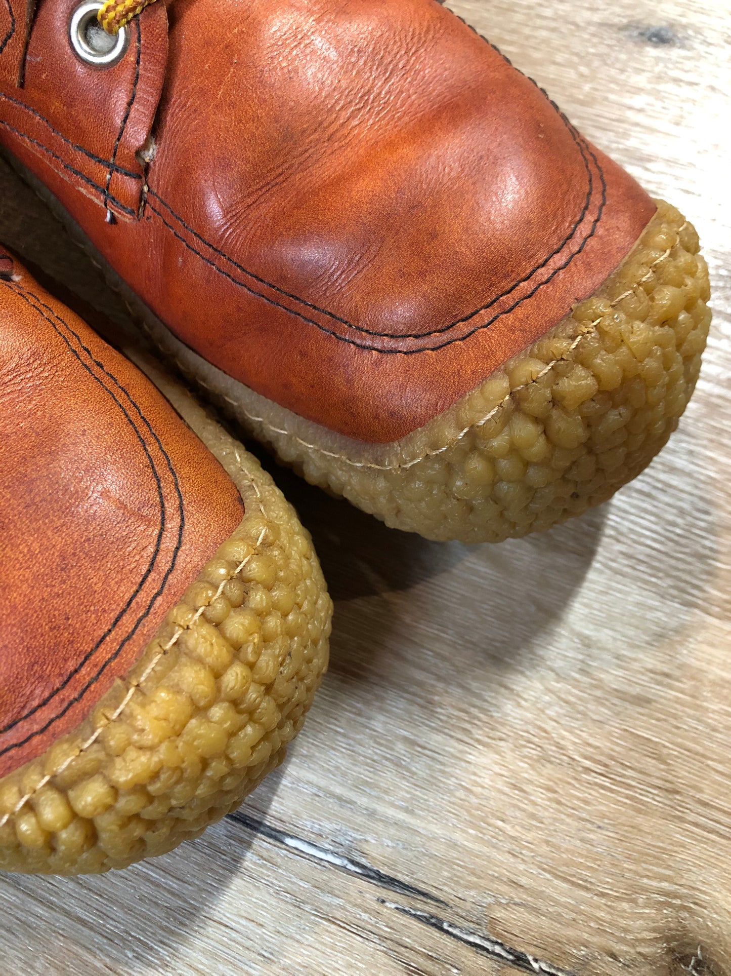 Kingspier Vintage - Vintage 1970’s caramel leather lace up boots with crepe sole and shearling lining. Made in Canada.
Size 8 womens
The uppers and soles are in excellent condition.