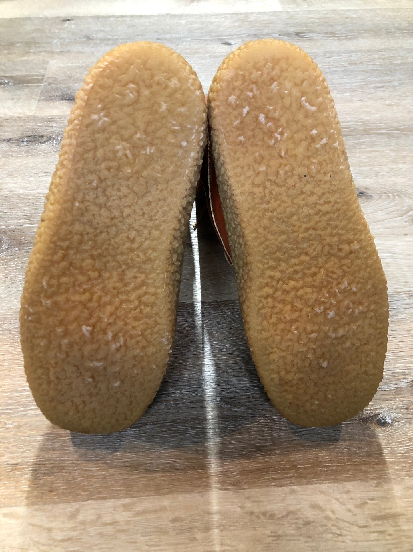 Kingspier Vintage - Vintage 1970’s caramel leather lace up boots with crepe sole and shearling lining. Made in Canada.
Size 8 womens
The uppers and soles are in excellent condition.