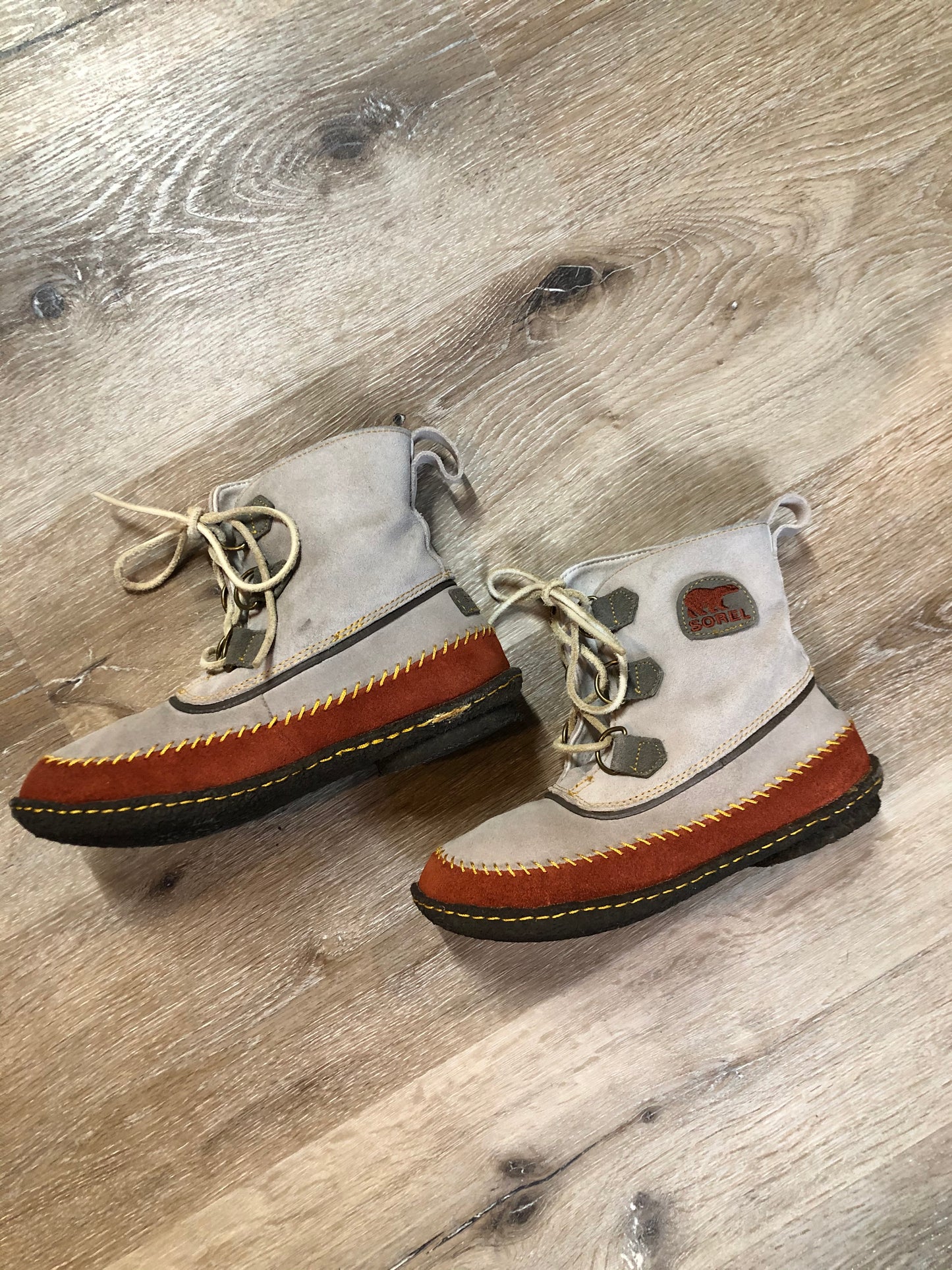 Kingspier Vintage - Sorel grey and brown suede moccasin ankle boots with laces and crepe soles.
Size 7 womens
The uppers and soles are in excellent condition."