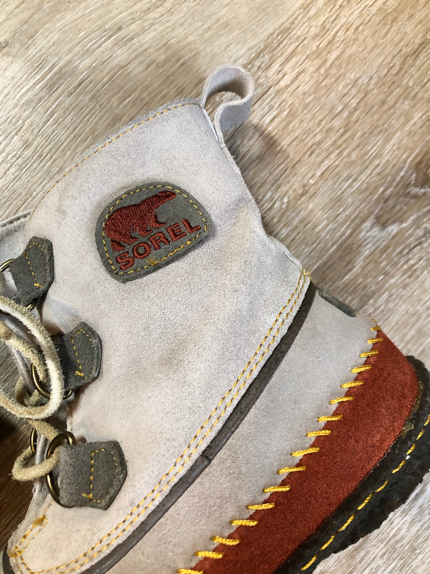 Kingspier Vintage - Sorel grey and brown suede moccasin ankle boots with laces and crepe soles.
Size 7 womens
The uppers and soles are in excellent condition."