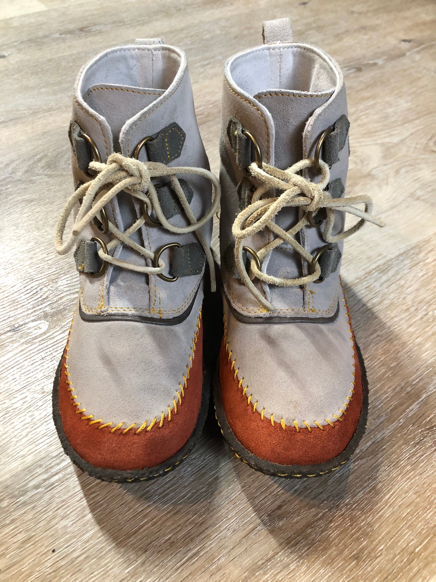 Kingspier Vintage - Sorel grey and brown suede moccasin ankle boots with laces and crepe soles.
Size 7 womens
The uppers and soles are in excellent condition."