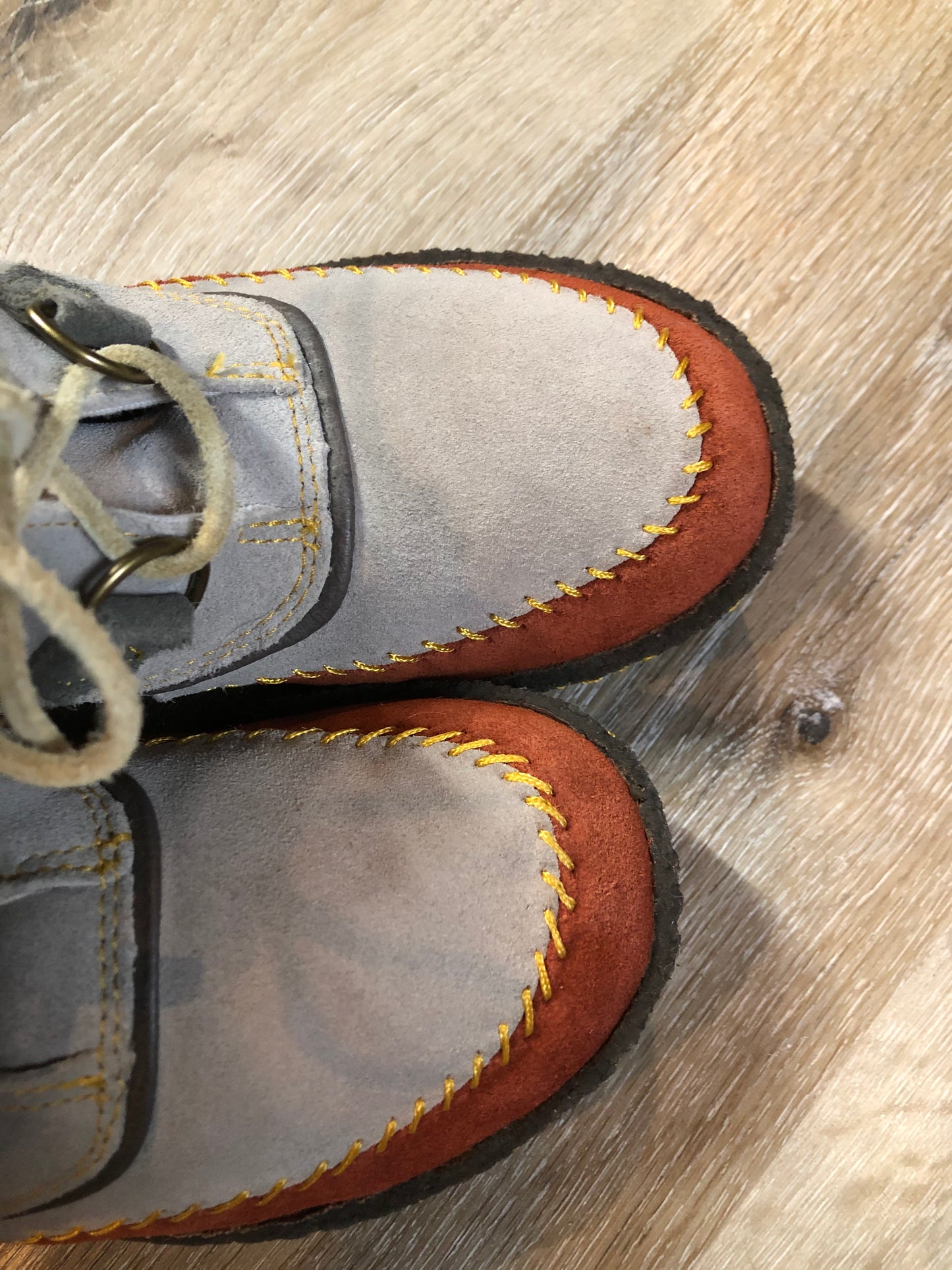 Kingspier Vintage - Sorel grey and brown suede moccasin ankle boots with laces and crepe soles.
Size 7 womens
The uppers and soles are in excellent condition."