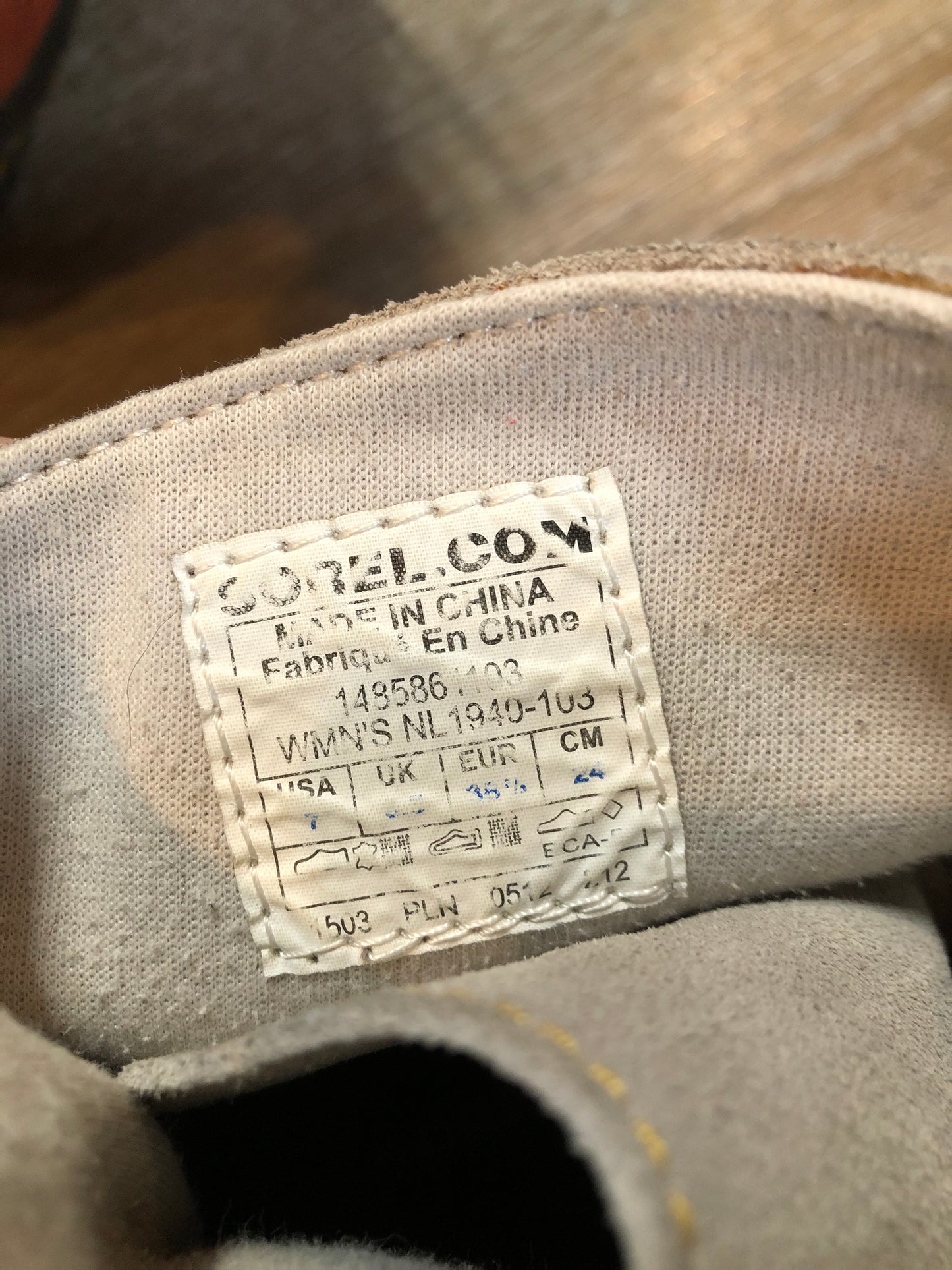 Kingspier Vintage - Sorel grey and brown suede moccasin ankle boots with laces and crepe soles.
Size 7 womens
The uppers and soles are in excellent condition."