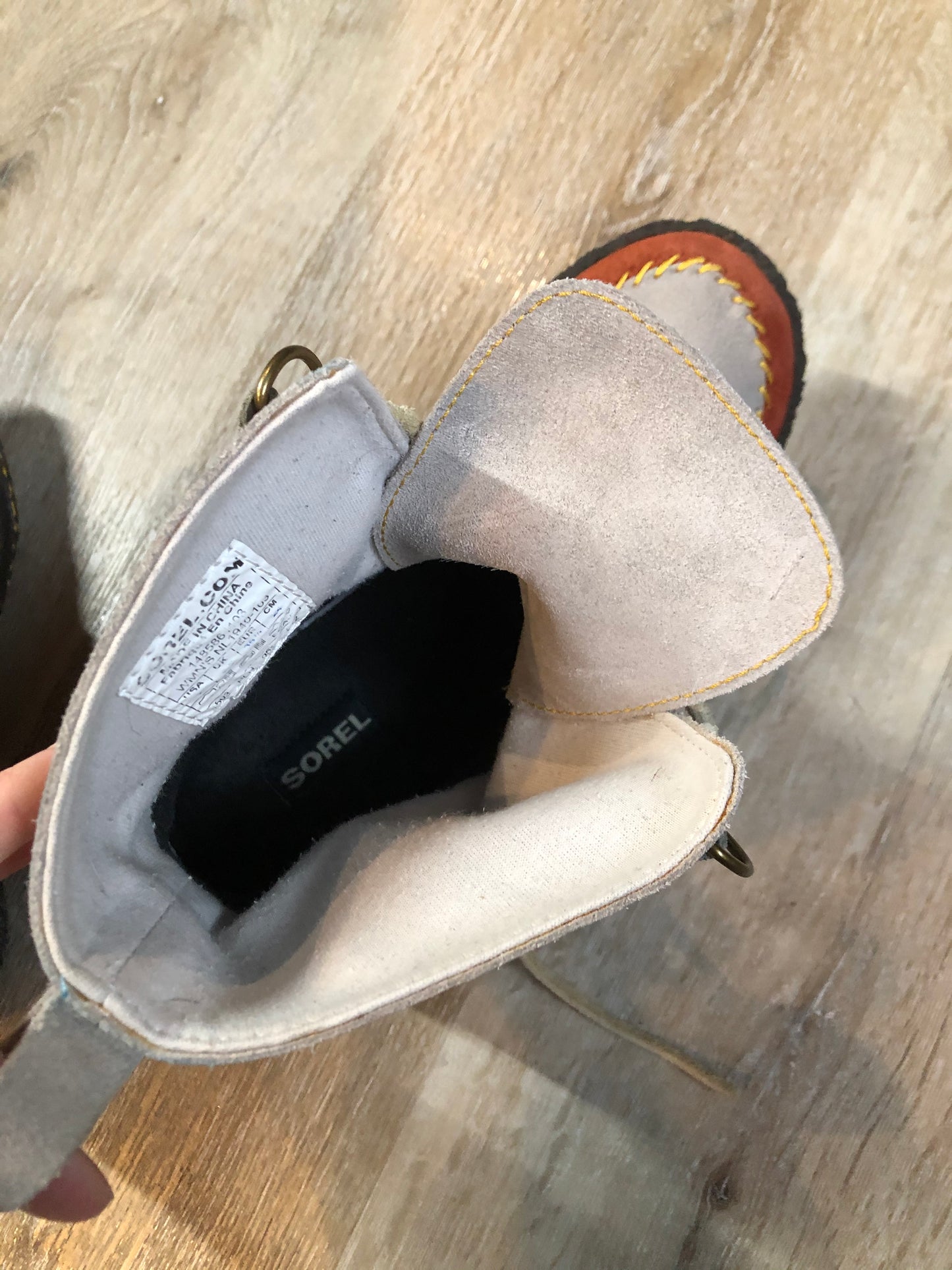 Kingspier Vintage - Sorel grey and brown suede moccasin ankle boots with laces and crepe soles.
Size 7 womens
The uppers and soles are in excellent condition."