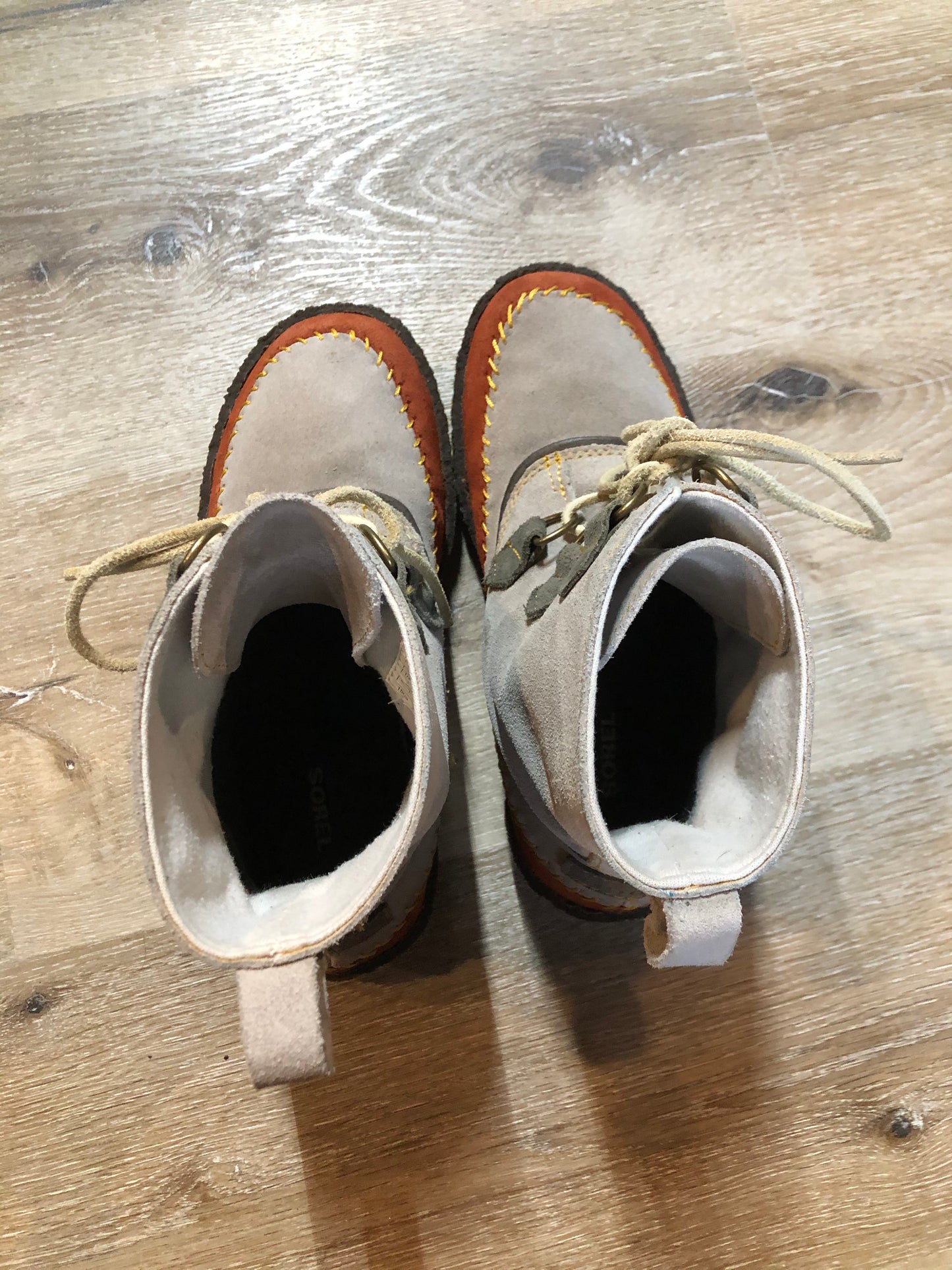 Kingspier Vintage - Sorel grey and brown suede moccasin ankle boots with laces and crepe soles.
Size 7 womens
The uppers and soles are in excellent condition."