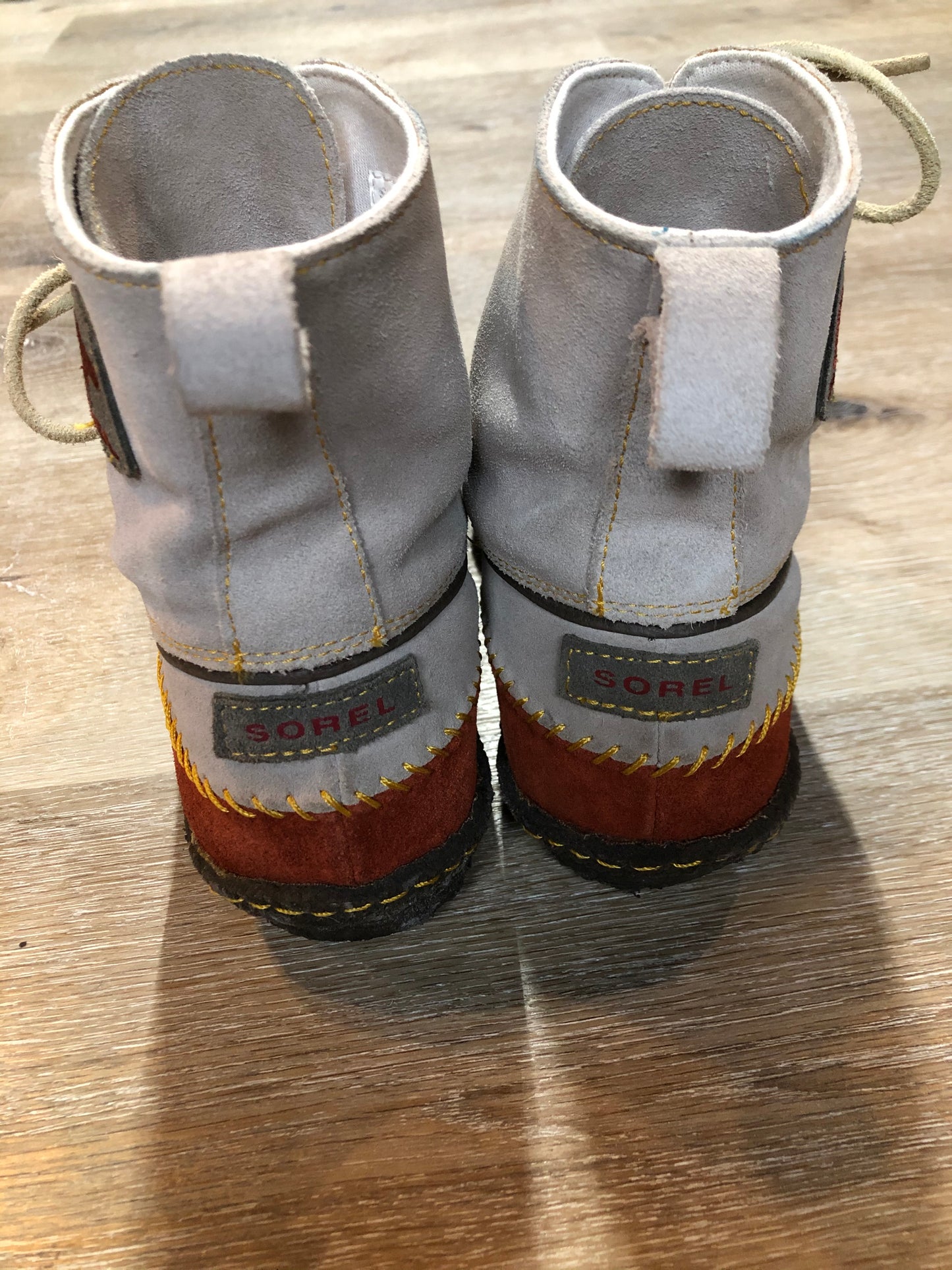 Kingspier Vintage - Sorel grey and brown suede moccasin ankle boots with laces and crepe soles.
Size 7 womens
The uppers and soles are in excellent condition."