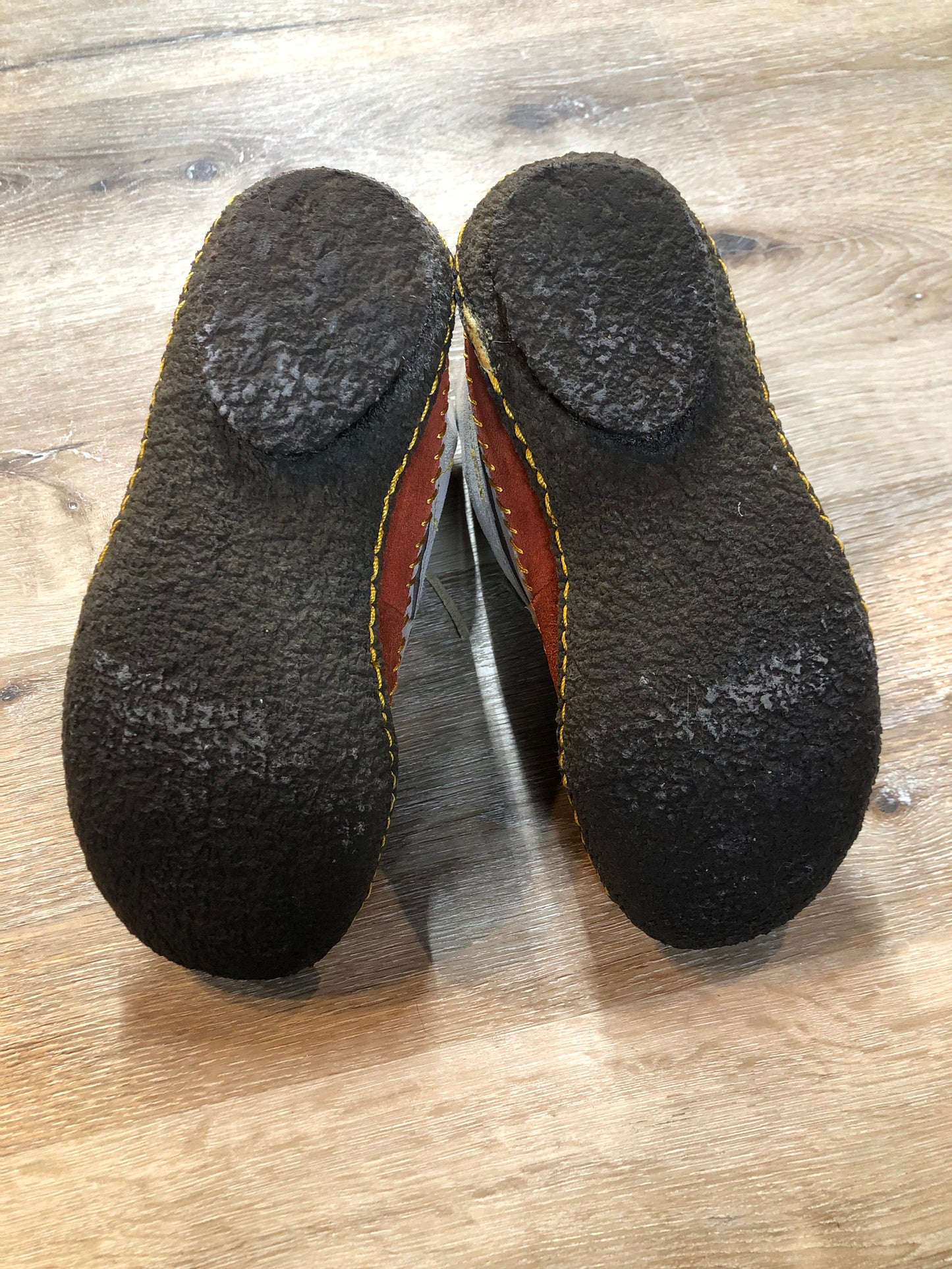 Kingspier Vintage - Sorel grey and brown suede moccasin ankle boots with laces and crepe soles.
Size 7 womens
The uppers and soles are in excellent condition."