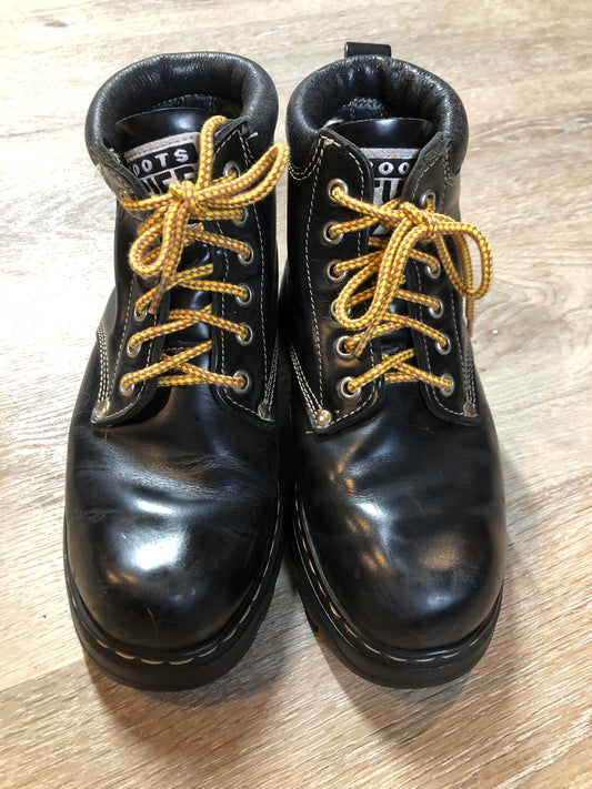 Kingspier Vintage - Roots Tuff hiking boots in black smooth leather with padded ankle and thick sole. Made in Canada.
Size 7.5 womens
The uppers and soles are in excellent condition with some minor wear."