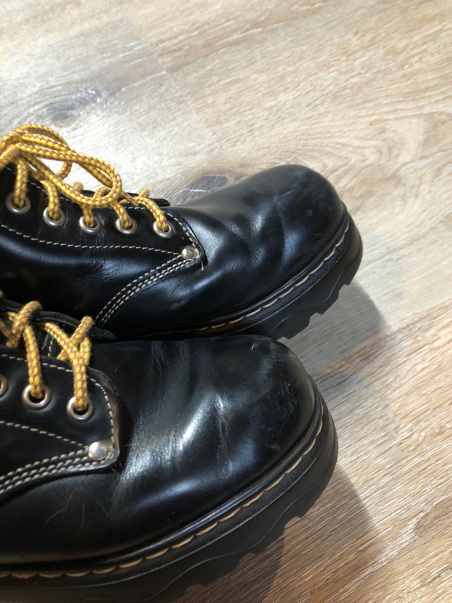 Kingspier Vintage - Roots Tuff hiking boots in black smooth leather with padded ankle and thick sole. Made in Canada.
Size 7.5 womens
The uppers and soles are in excellent condition with some minor wear."