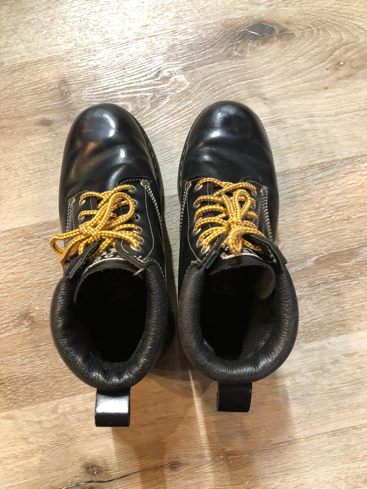 Kingspier Vintage - Roots Tuff hiking boots in black smooth leather with padded ankle and thick sole. Made in Canada.
Size 7.5 womens
The uppers and soles are in excellent condition with some minor wear."