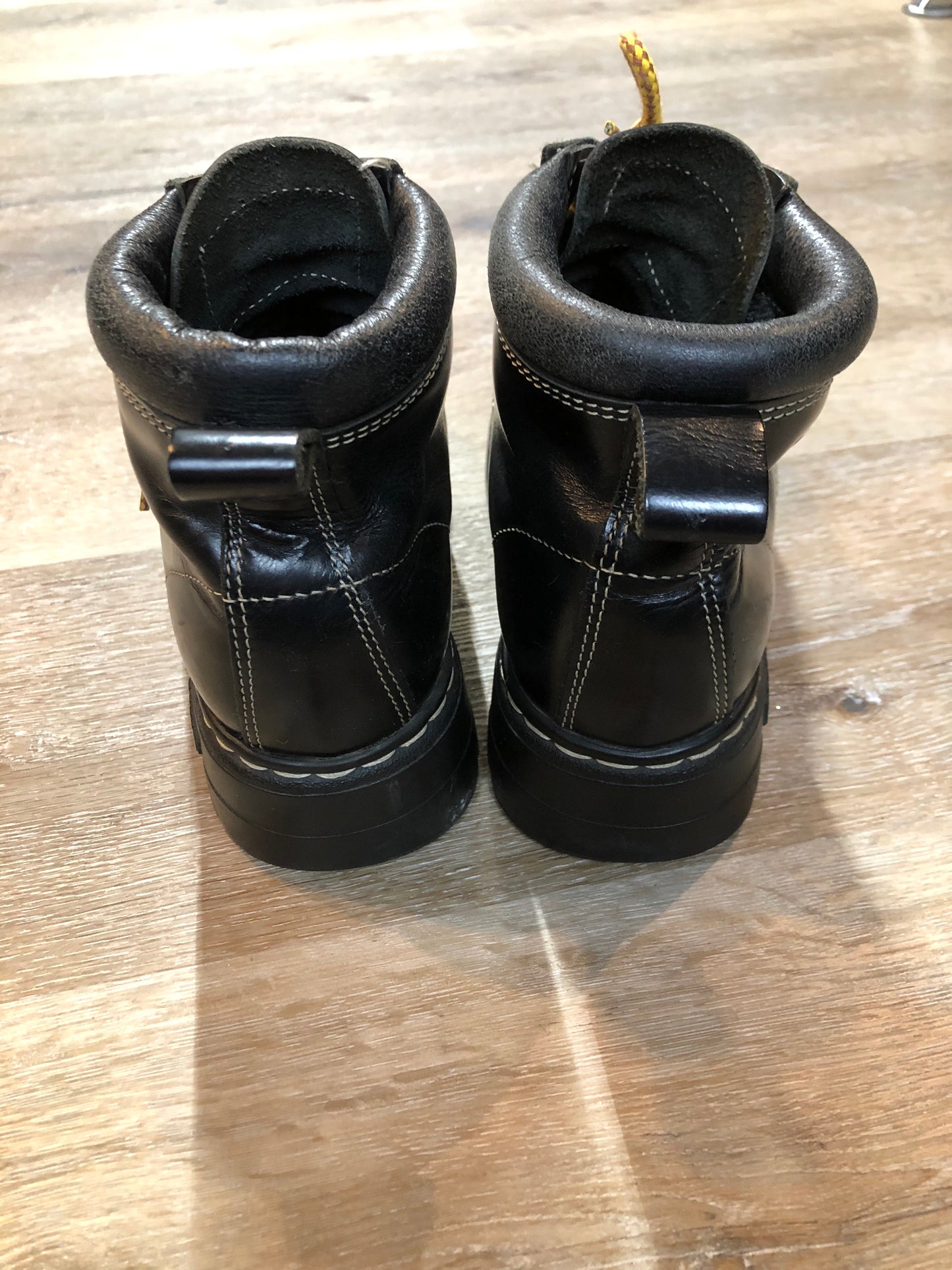 Kingspier Vintage - Roots Tuff hiking boots in black smooth leather with padded ankle and thick sole. Made in Canada.
Size 7.5 womens
The uppers and soles are in excellent condition with some minor wear."