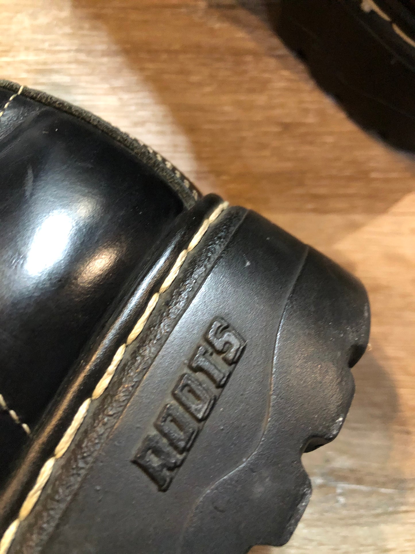 Kingspier Vintage - Roots Tuff hiking boots in black smooth leather with padded ankle and thick sole. Made in Canada.
Size 7.5 womens
The uppers and soles are in excellent condition with some minor wear."