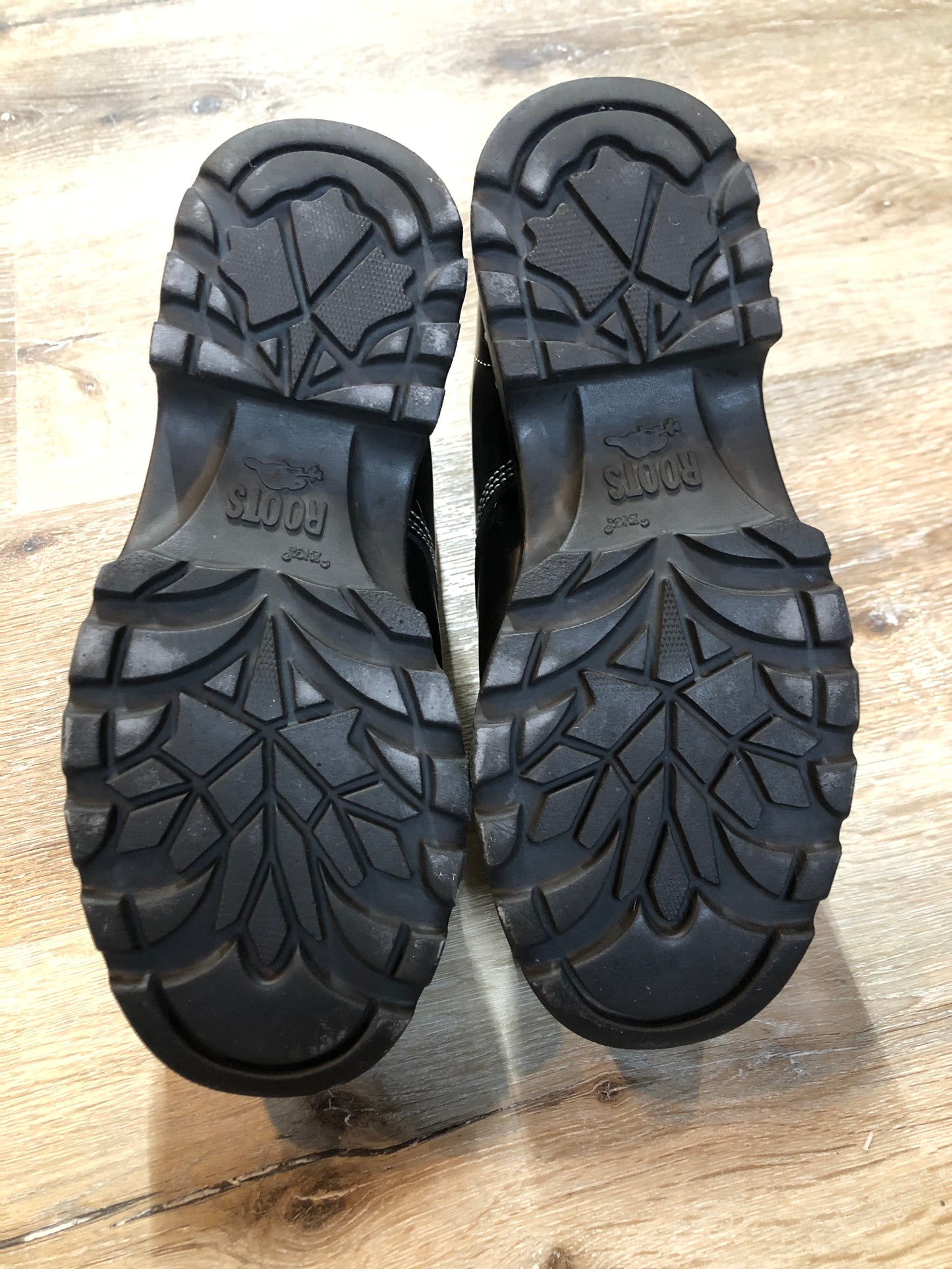 Kingspier Vintage - Roots Tuff hiking boots in black smooth leather with padded ankle and thick sole. Made in Canada.
Size 7.5 womens
The uppers and soles are in excellent condition with some minor wear."