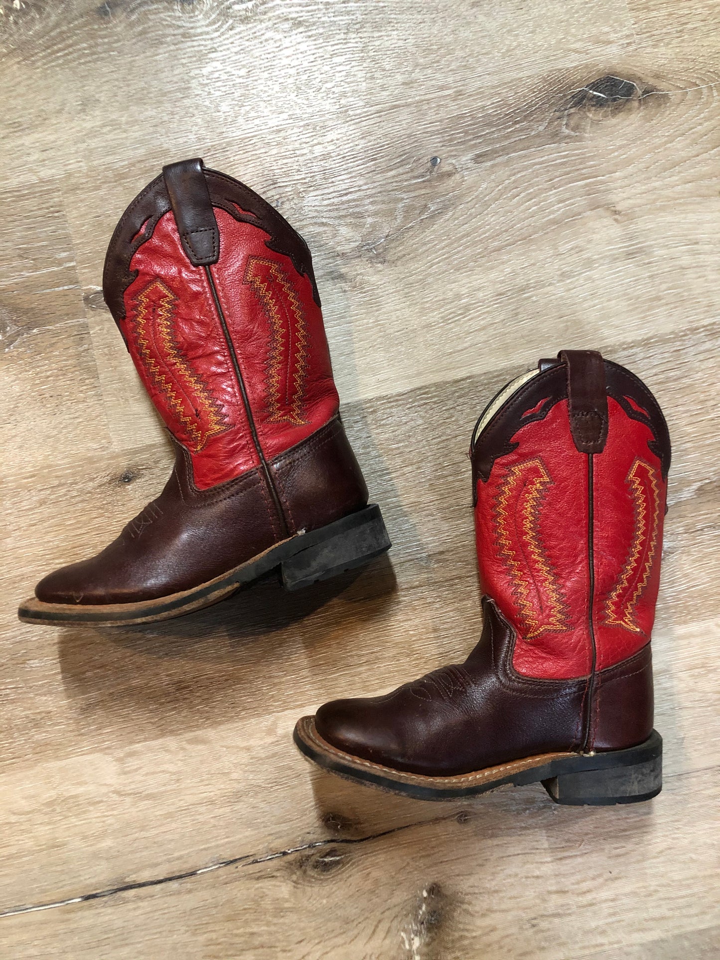 Kingspier Vintage - Kids Old West red and black cowboy boots with decorative stitching, leather lining and leather soles.
Size 11 kids
The uppers and soles are in excellent condition."