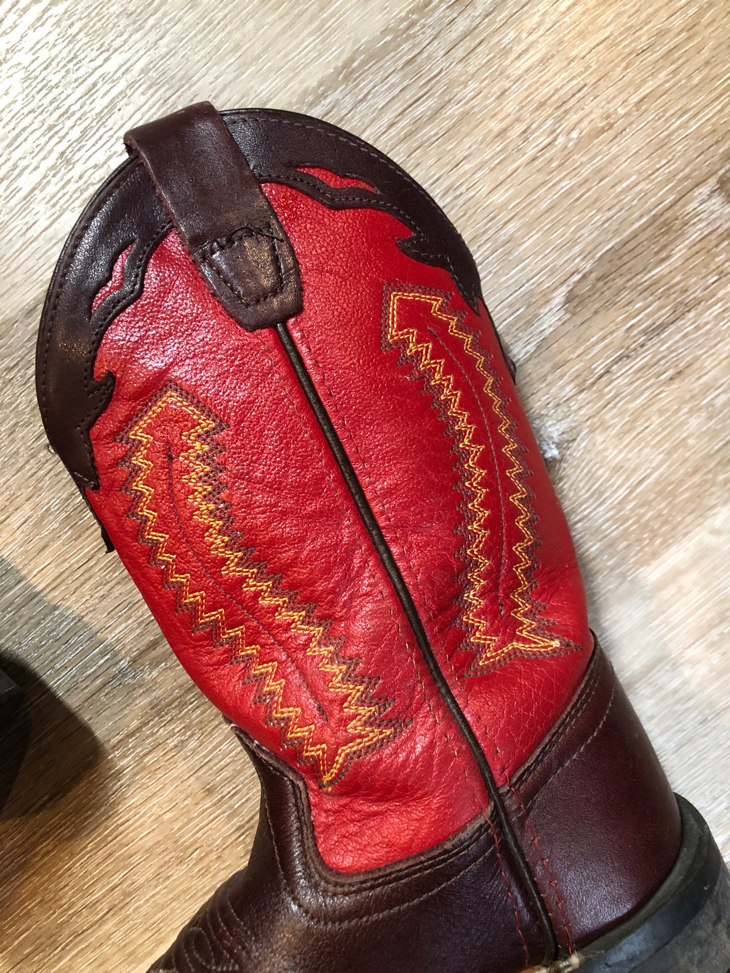 Kingspier Vintage - Kids Old West red and black cowboy boots with decorative stitching, leather lining and leather soles.
Size 11 kids
The uppers and soles are in excellent condition."