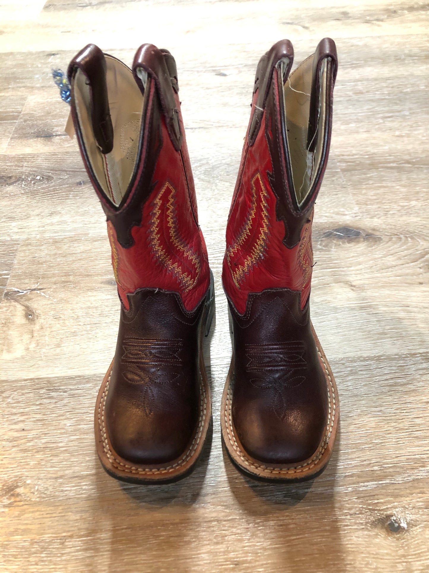 Kingspier Vintage - Kids Old West red and black cowboy boots with decorative stitching, leather lining and leather soles.
Size 11 kids
The uppers and soles are in excellent condition."