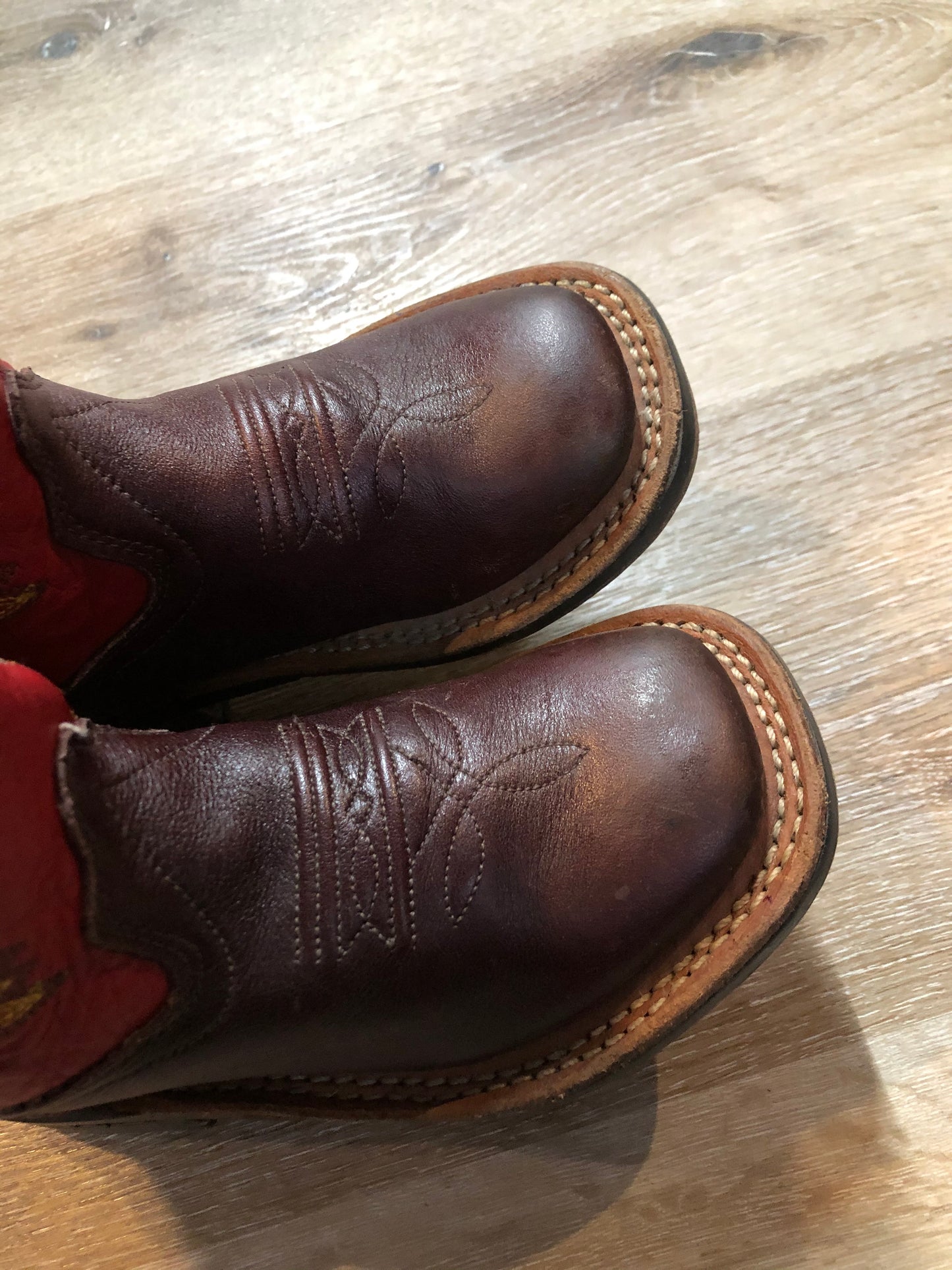 Kingspier Vintage - Kids Old West red and black cowboy boots with decorative stitching, leather lining and leather soles.
Size 11 kids
The uppers and soles are in excellent condition."