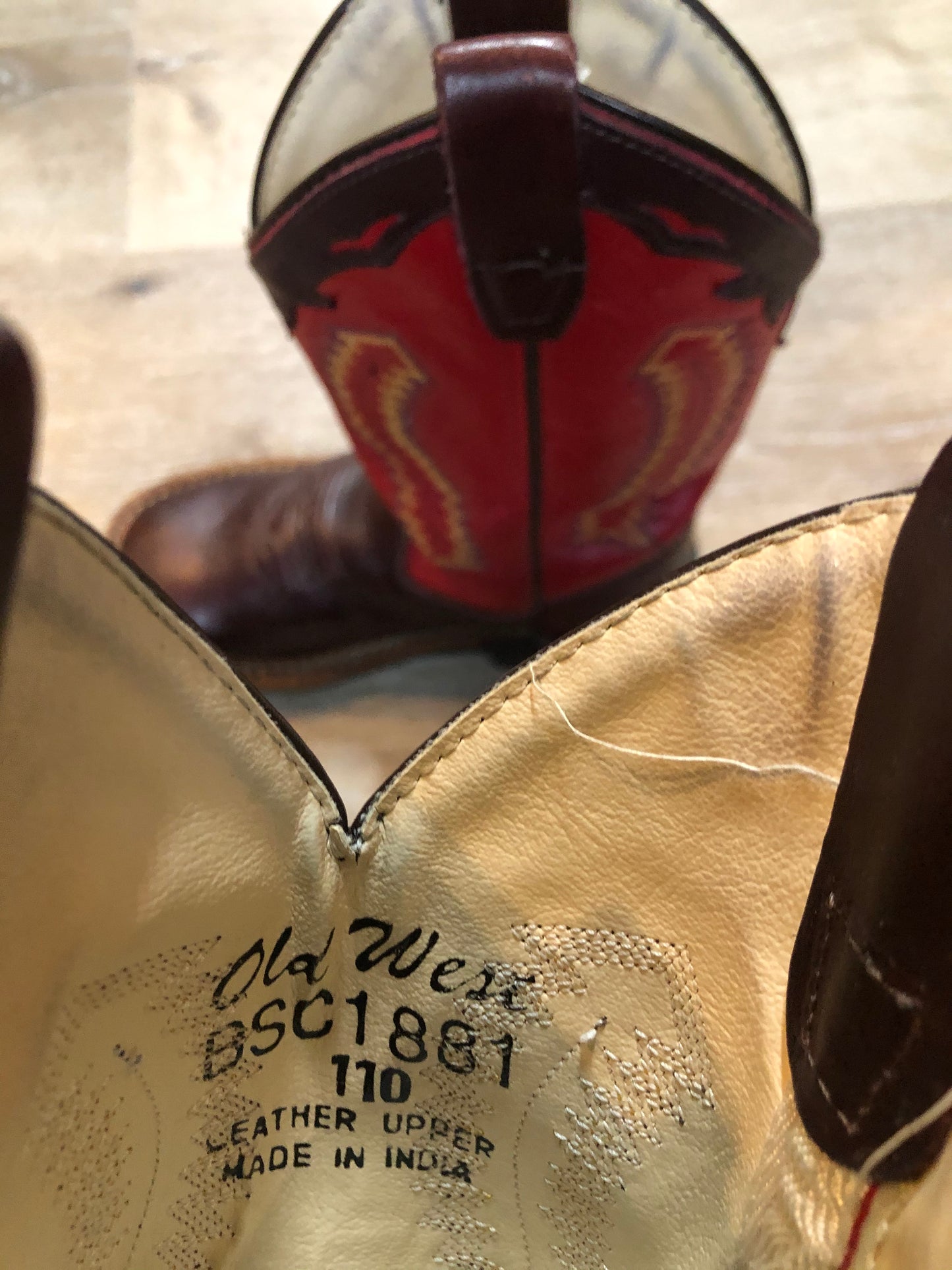 Kingspier Vintage - Kids Old West red and black cowboy boots with decorative stitching, leather lining and leather soles.
Size 11 kids
The uppers and soles are in excellent condition."