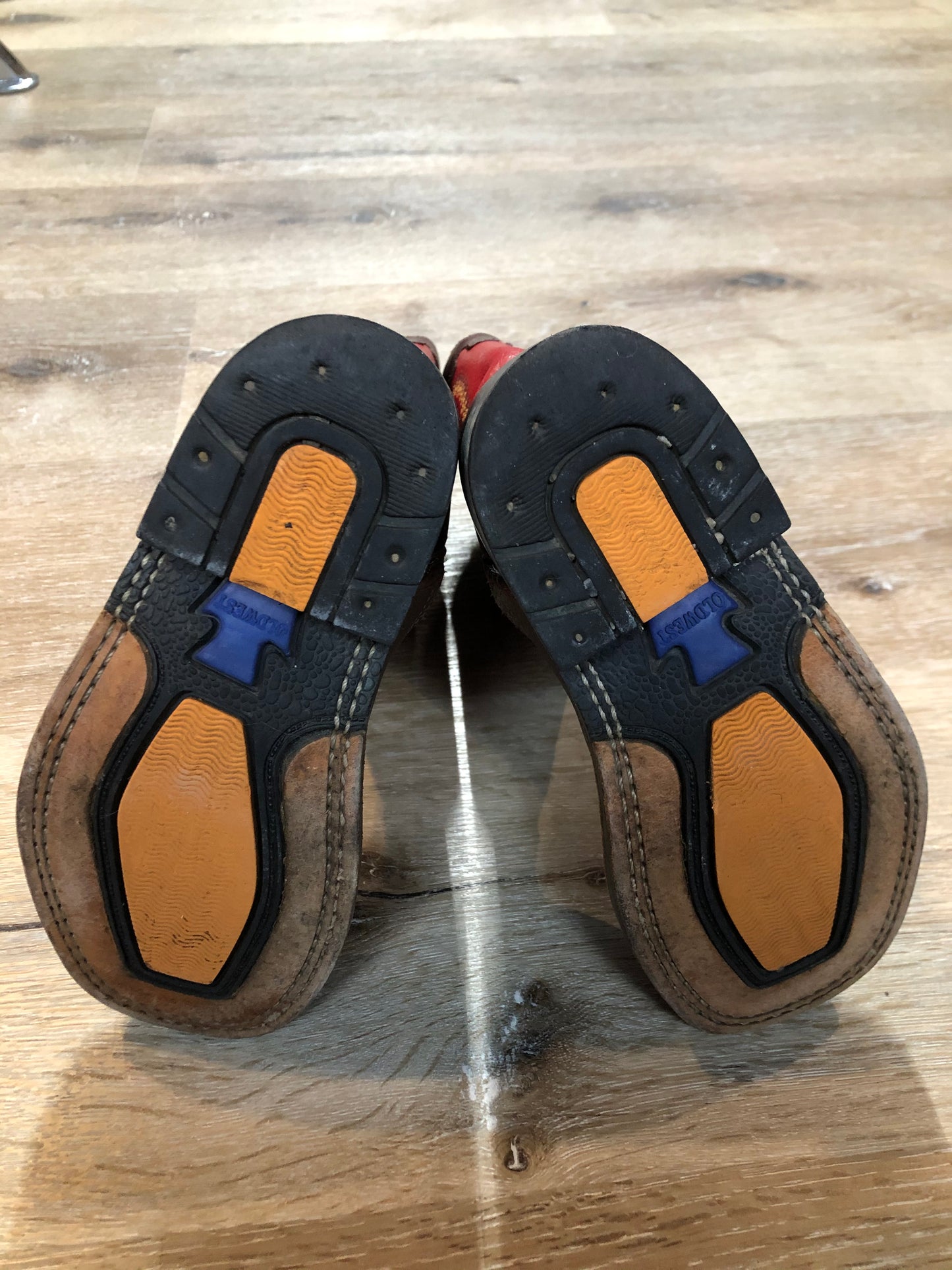 Kingspier Vintage - Kids Old West red and black cowboy boots with decorative stitching, leather lining and leather soles.
Size 11 kids
The uppers and soles are in excellent condition."