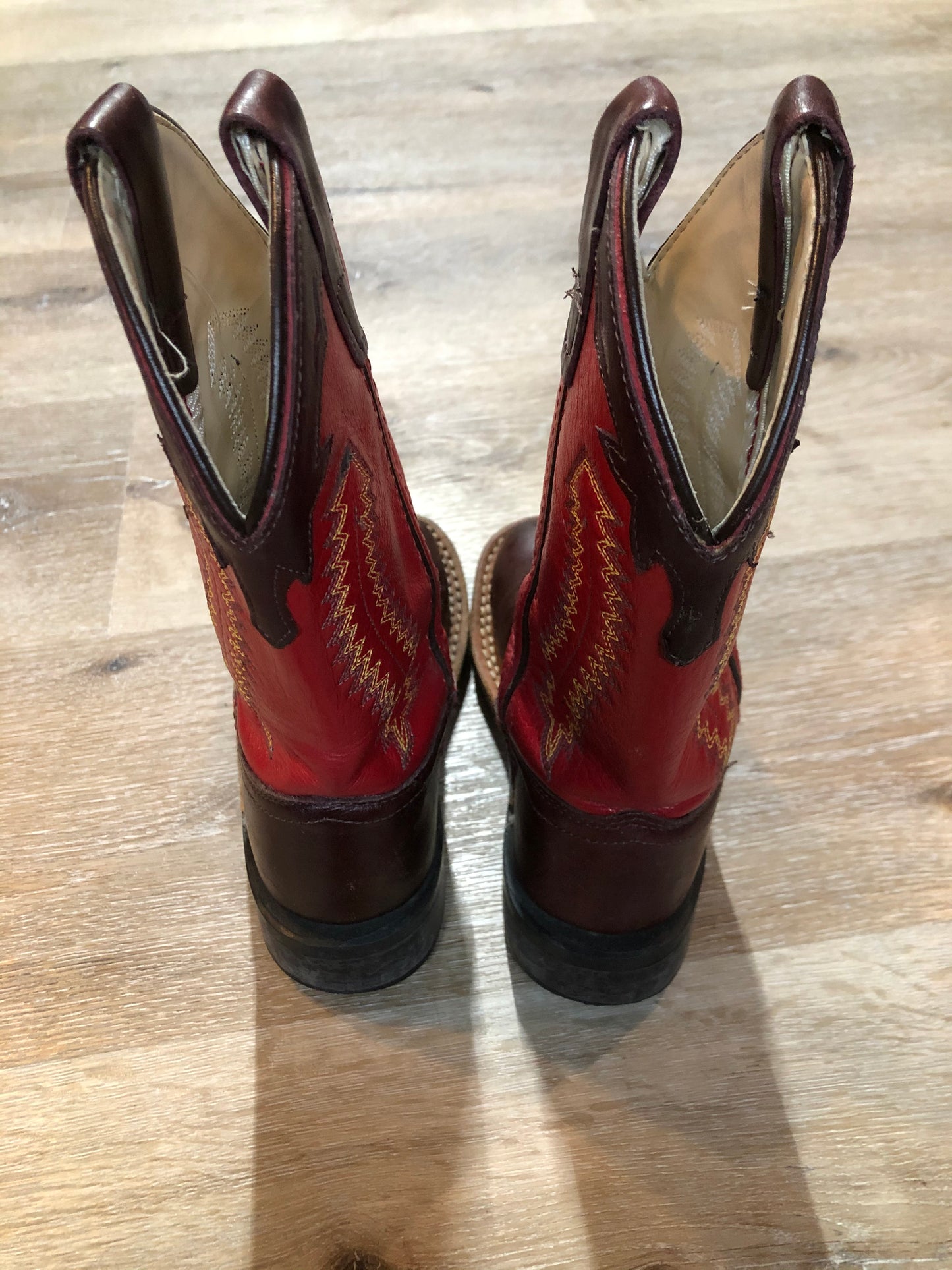 Kingspier Vintage - Kids Old West red and black cowboy boots with decorative stitching, leather lining and leather soles.
Size 11 kids
The uppers and soles are in excellent condition."