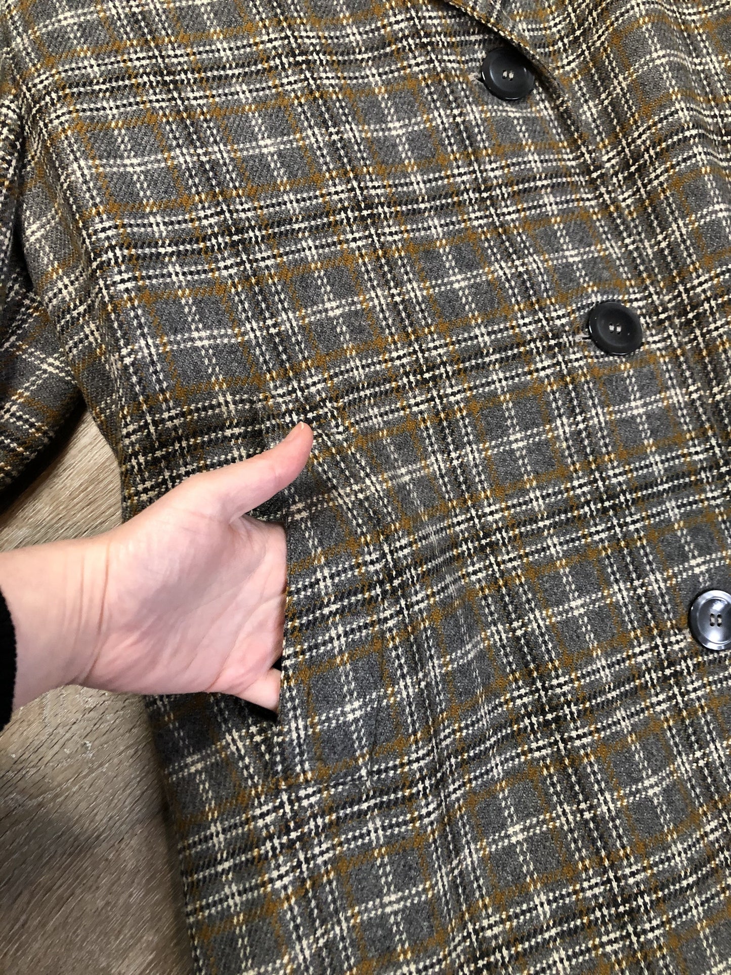 Kingspier Vintage - Vintage Maus and Hossman grey plaid wool blend overcoat with button closures, slash pockets, partially lined with inside pockets. The fibres are unknown but it feels like a cashmere blend. Union made in USA, Size large/ XL.
"