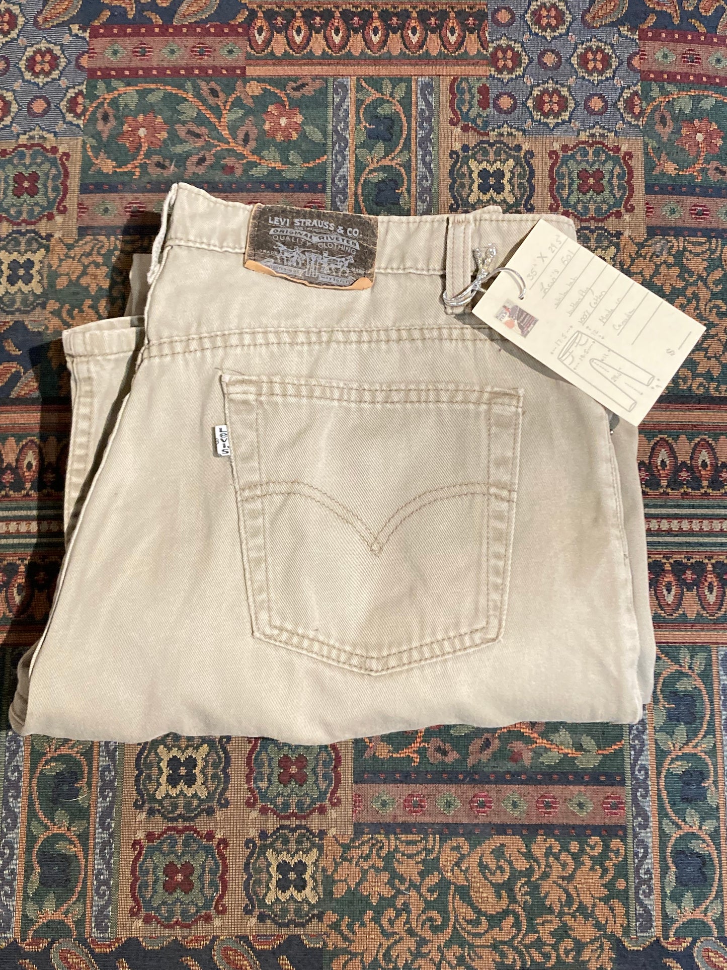 Kingspier Vintage - Levi’s 501 Vintage White Tab Grey Denim Jeans - 35”x29.5”
High rise
Button fly
Straight leg
100% cotton
Labeled 36”x32”
Made in Canada