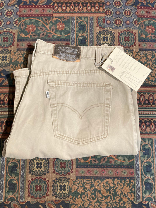 Kingspier Vintage - Levi’s 501 Vintage White Tab Grey Denim Jeans - 35”x29.5”
High rise
Button fly
Straight leg
100% cotton
Labeled 36”x32”
Made in Canada