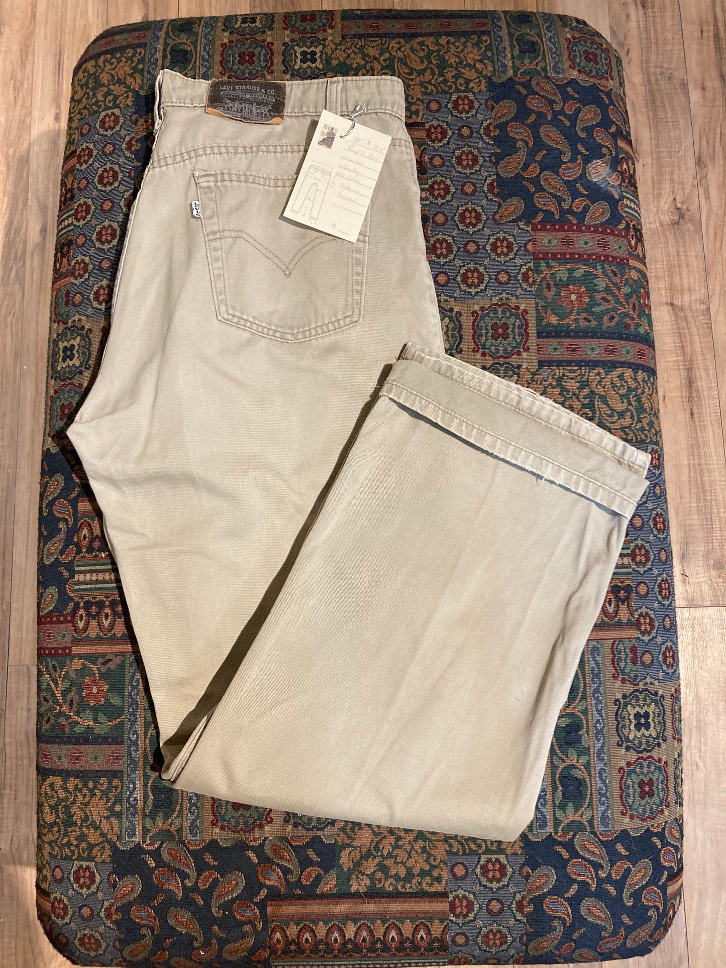 Kingspier Vintage - Levi’s 501 Vintage White Tab Grey Denim Jeans - 35”x29.5”
High rise
Button fly
Straight leg
100% cotton
Labeled 36”x32”
Made in Canada