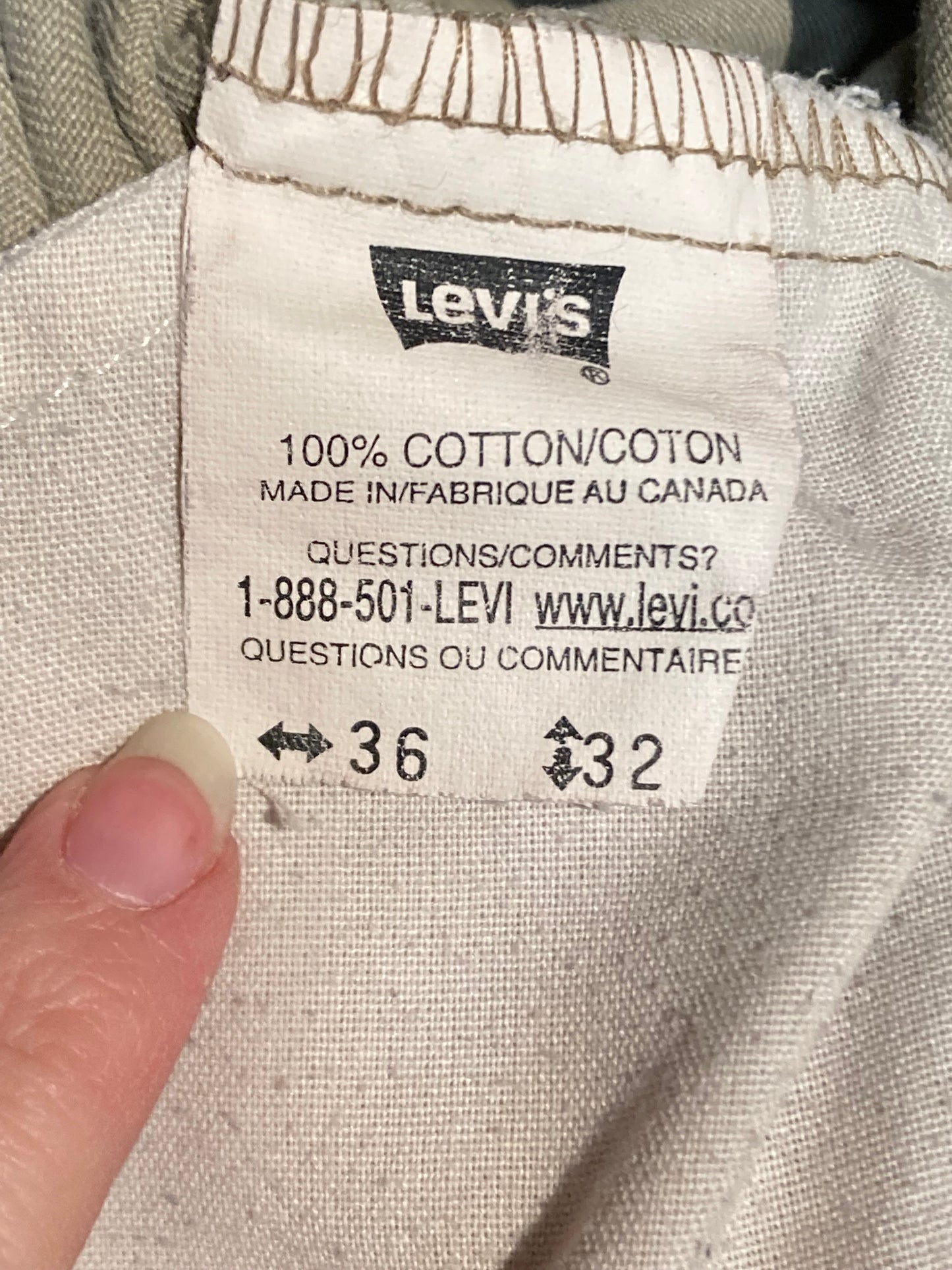 Kingspier Vintage - Levi’s 501 Vintage White Tab Grey Denim Jeans - 35”x29.5”
High rise
Button fly
Straight leg
100% cotton
Labeled 36”x32”
Made in Canada