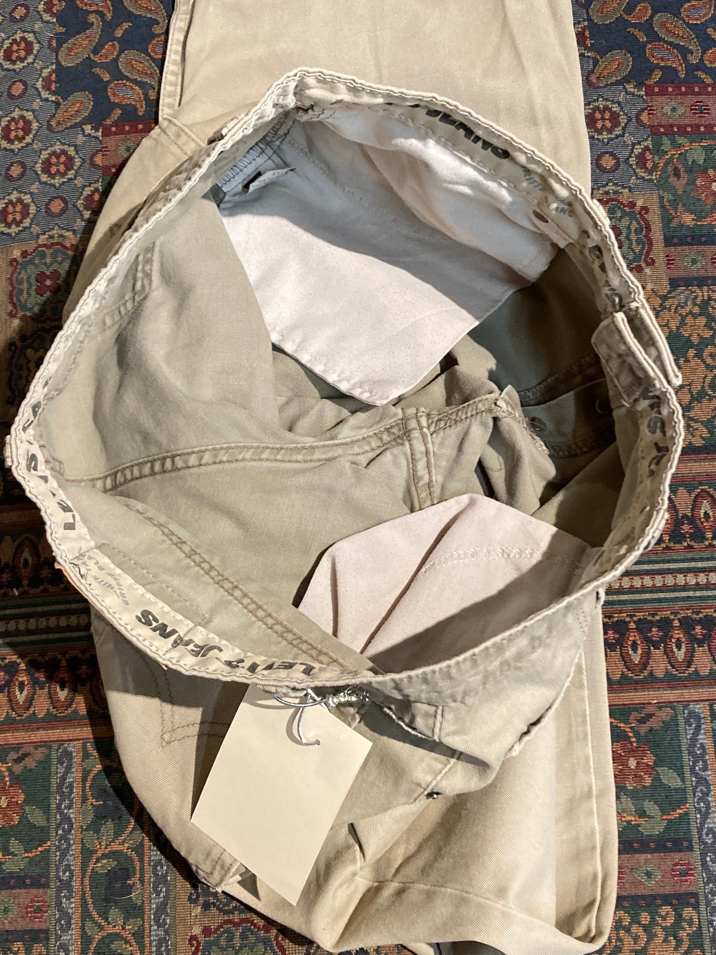 Kingspier Vintage - Levi’s 501 Vintage White Tab Grey Denim Jeans - 35”x29.5”
High rise
Button fly
Straight leg
100% cotton
Labeled 36”x32”
Made in Canada