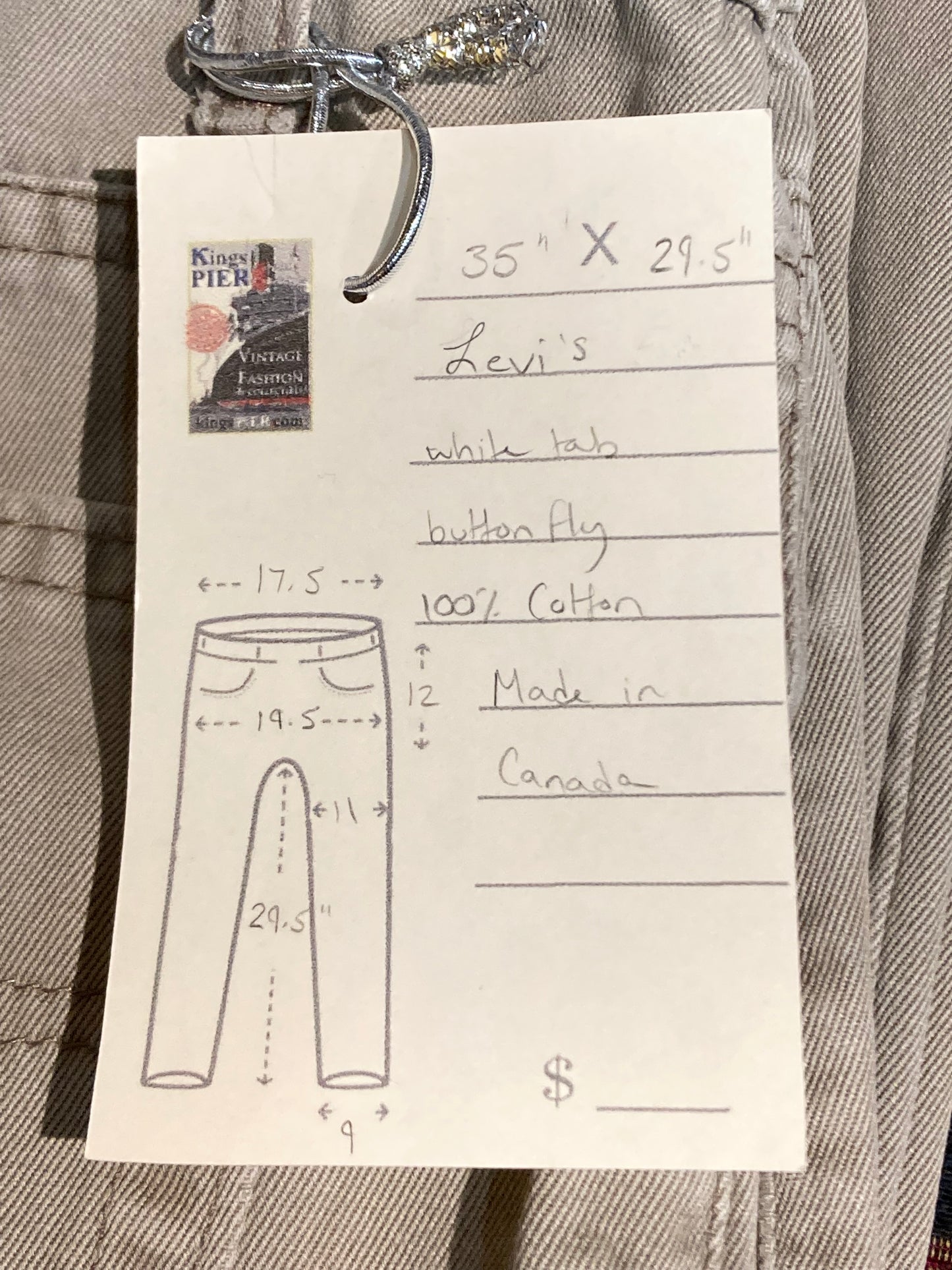 Kingspier Vintage - Levi’s 501 Vintage White Tab Grey Denim Jeans - 35”x29.5”
High rise
Button fly
Straight leg
100% cotton
Labeled 36”x32”
Made in Canada