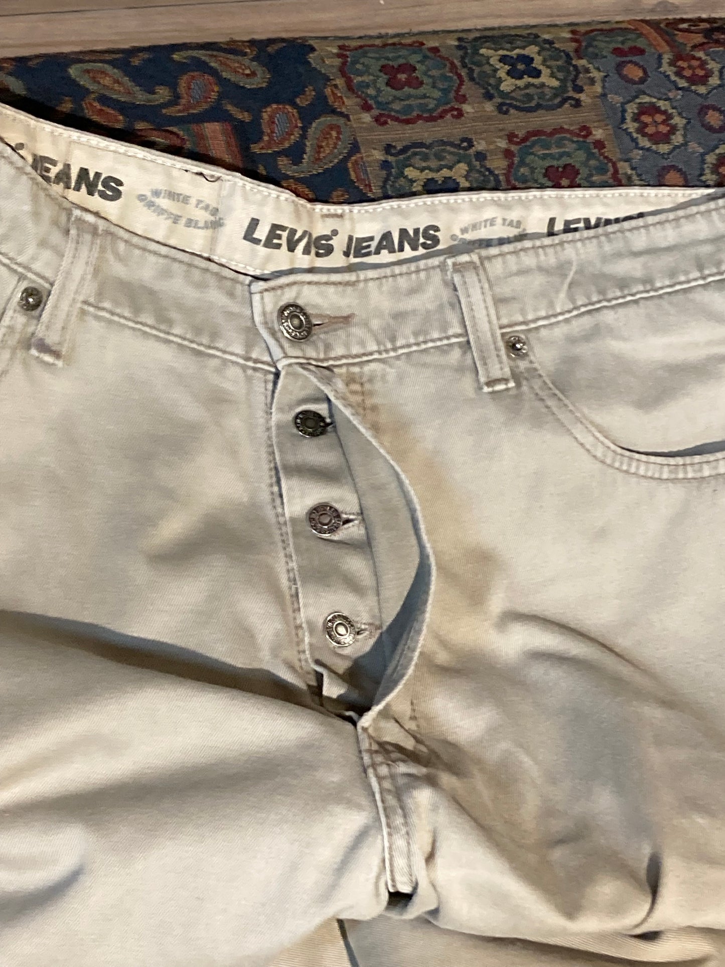 Kingspier Vintage - Levi’s 501 Vintage White Tab Grey Denim Jeans - 35”x29.5”
High rise
Button fly
Straight leg
100% cotton
Labeled 36”x32”
Made in Canada
