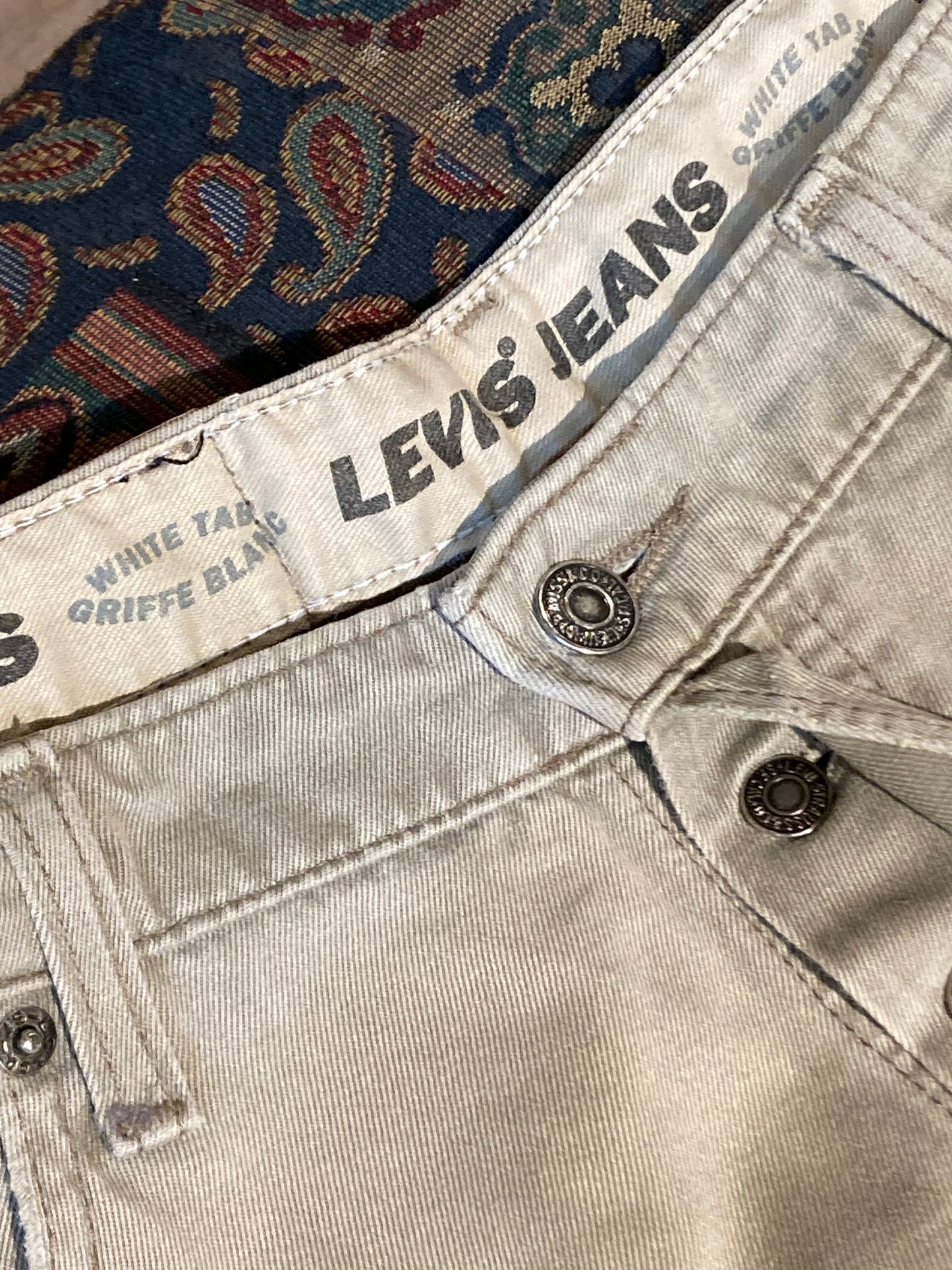 Kingspier Vintage - Levi’s 501 Vintage White Tab Grey Denim Jeans - 35”x29.5”
High rise
Button fly
Straight leg
100% cotton
Labeled 36”x32”
Made in Canada