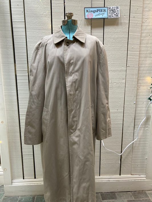 Kingspier Vintage - Vintage London Fog trench coat with zip out lining.
Chest size 40”
Made in USA