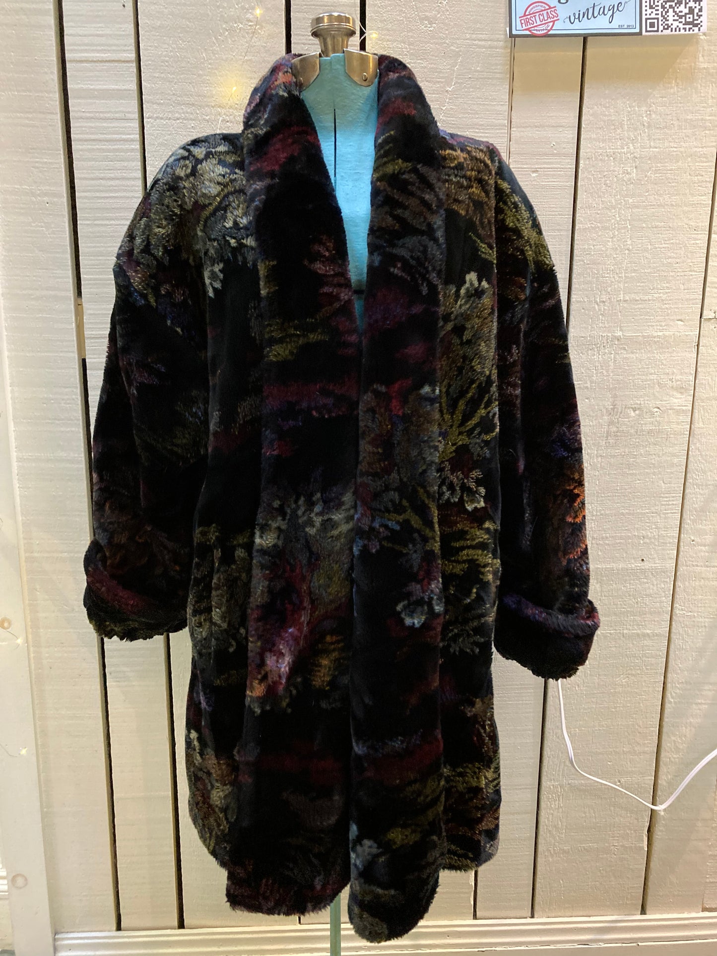 Kingspier Vintage - Vintage Dannybrook faux fur coat with floral motif.
Size medium.