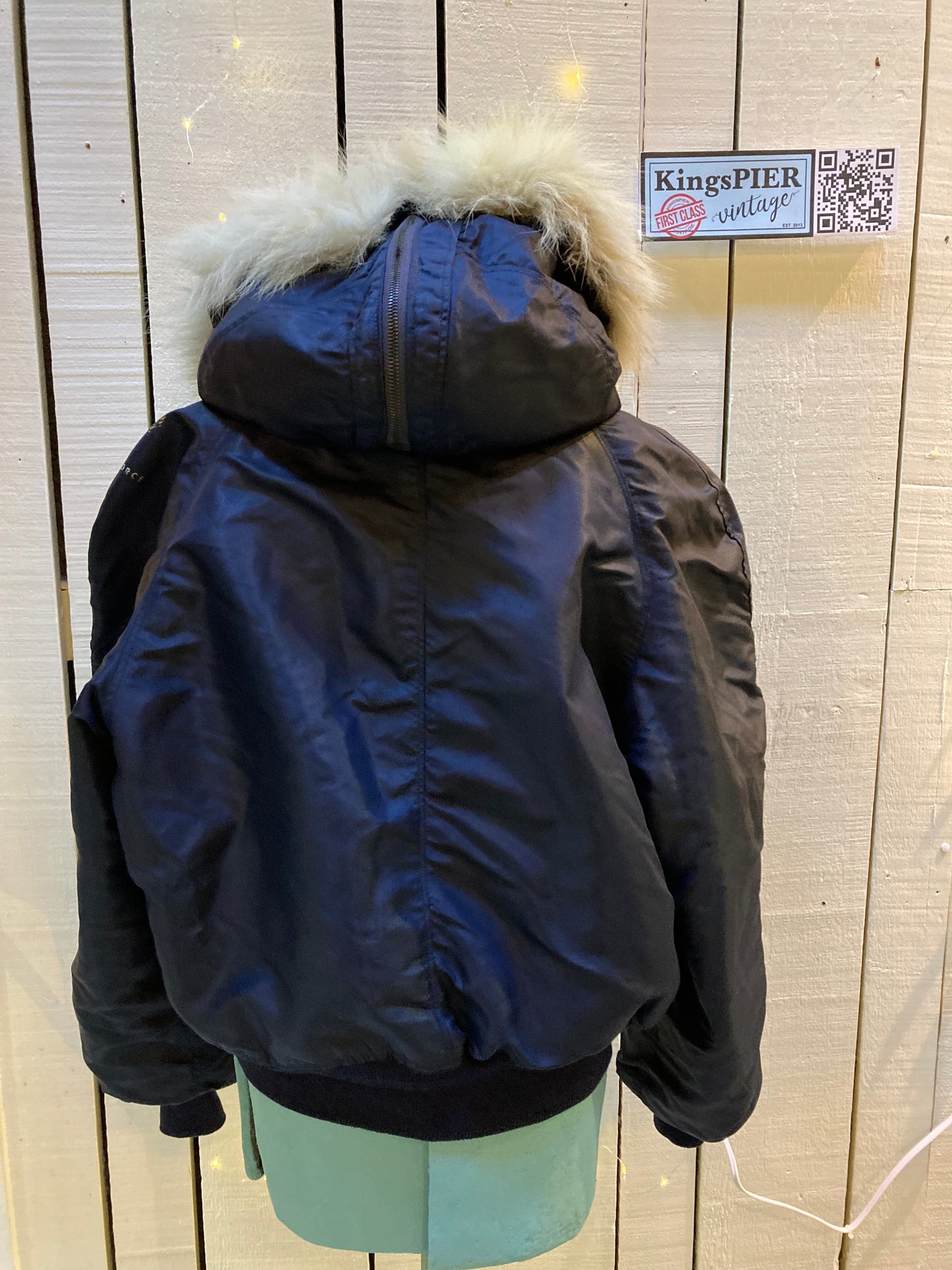 Kingspier Vintage - Rare Vintage United States Air Force heavy flying jacket Type: N-2A, Spec: MIL-J-6278, dates back to the 1940’s/1950’s either before or during the Korean war.