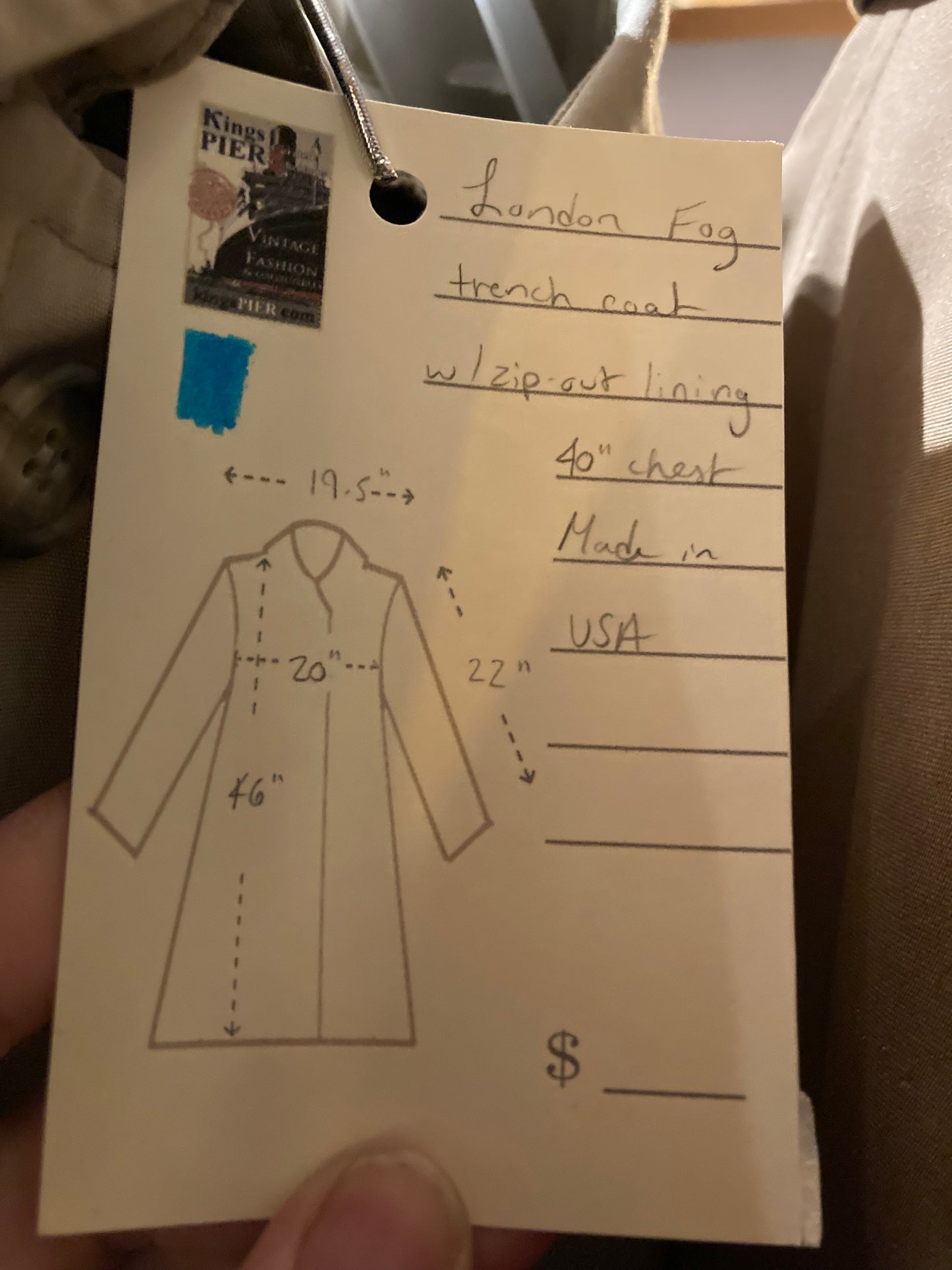 Kingspier Vintage - Vintage London Fog trench coat with zip out lining.
Chest size 40”
Made in USA