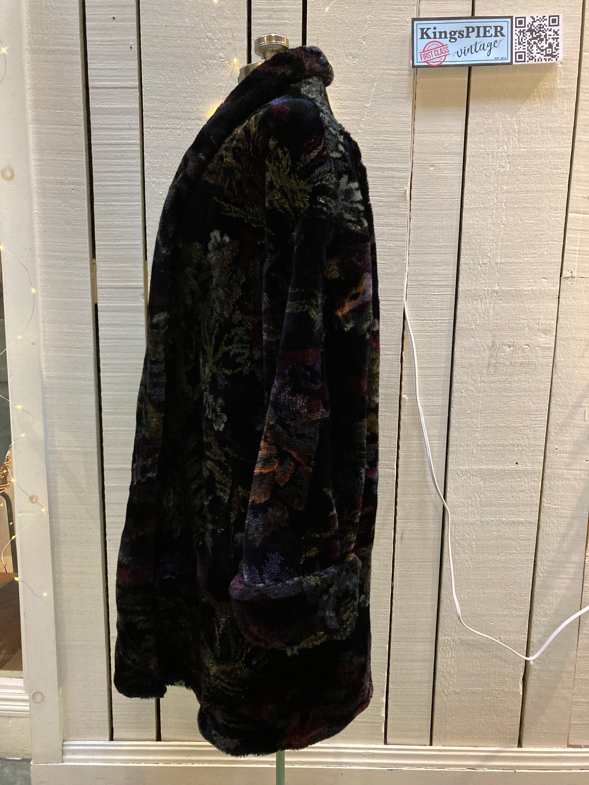 Kingspier Vintage - Vintage Dannybrook faux fur coat with floral motif.
Size medium.