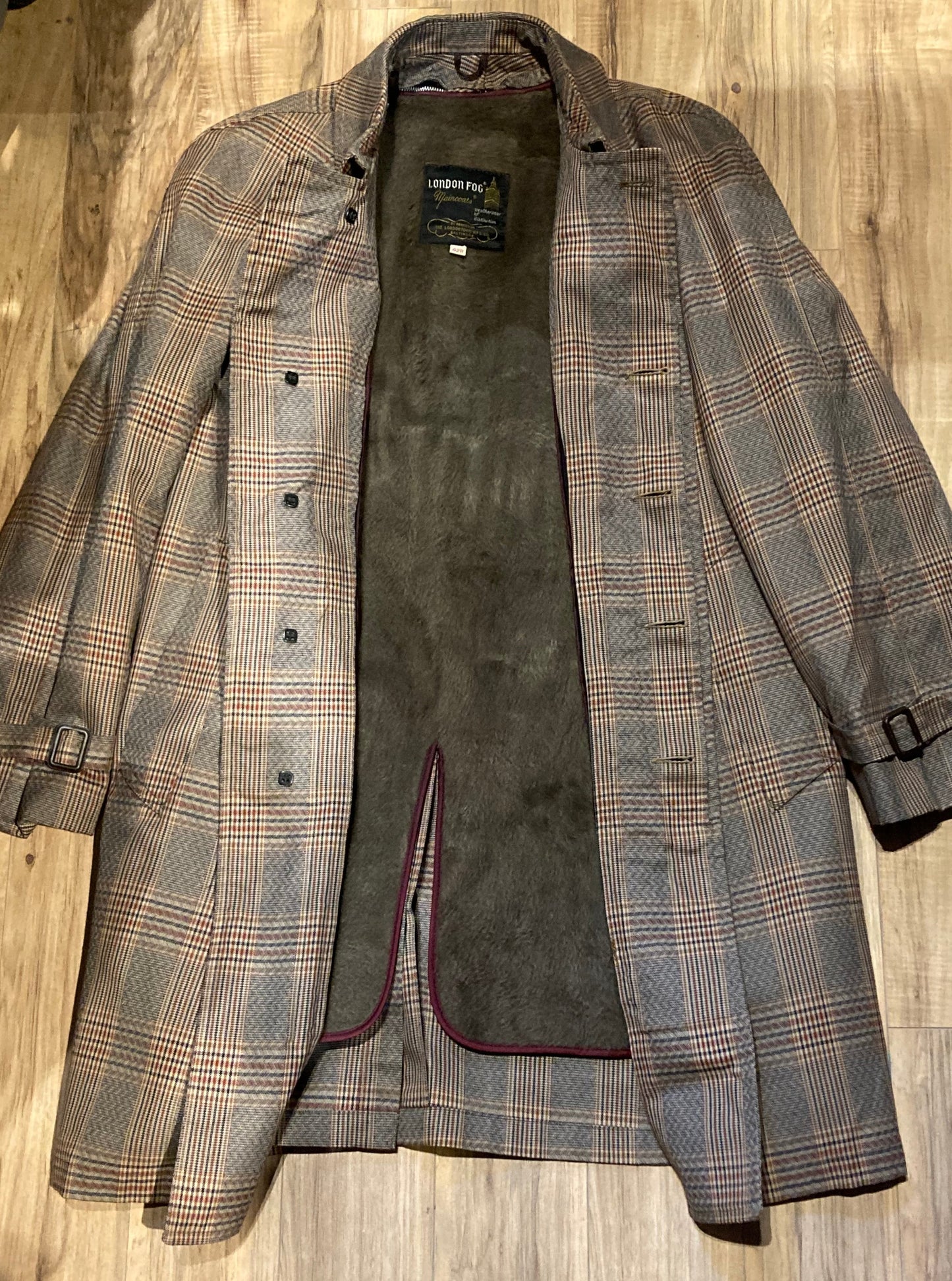 Kingspier Vintage - Vintage London Fog plaid 100% cotton trench coat with acrylic zip out liner.
42” chest.
Made in USA