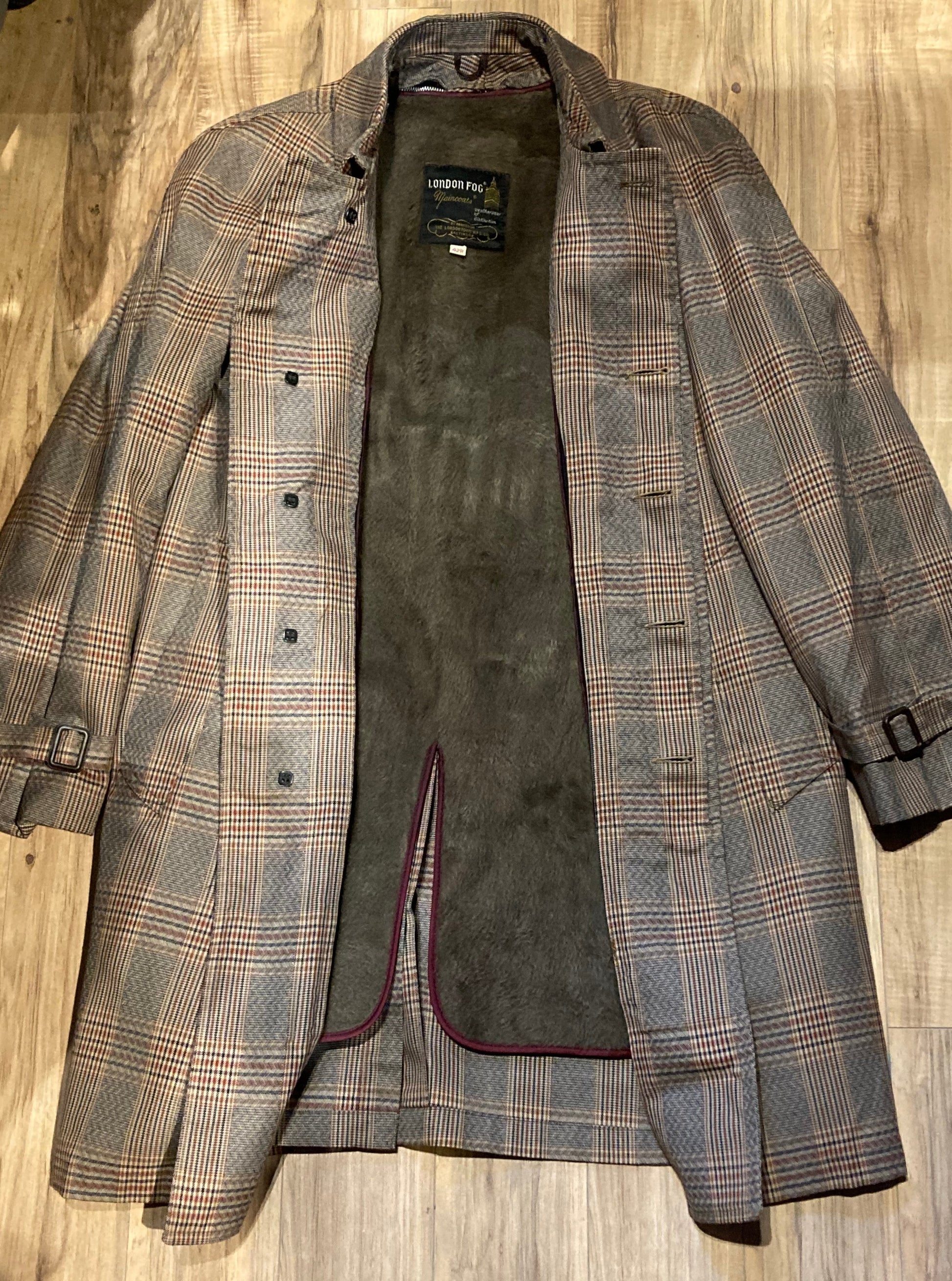 Kingspier Vintage - Vintage London Fog plaid 100% cotton trench coat with acrylic zip out liner.
42” chest.
Made in USA