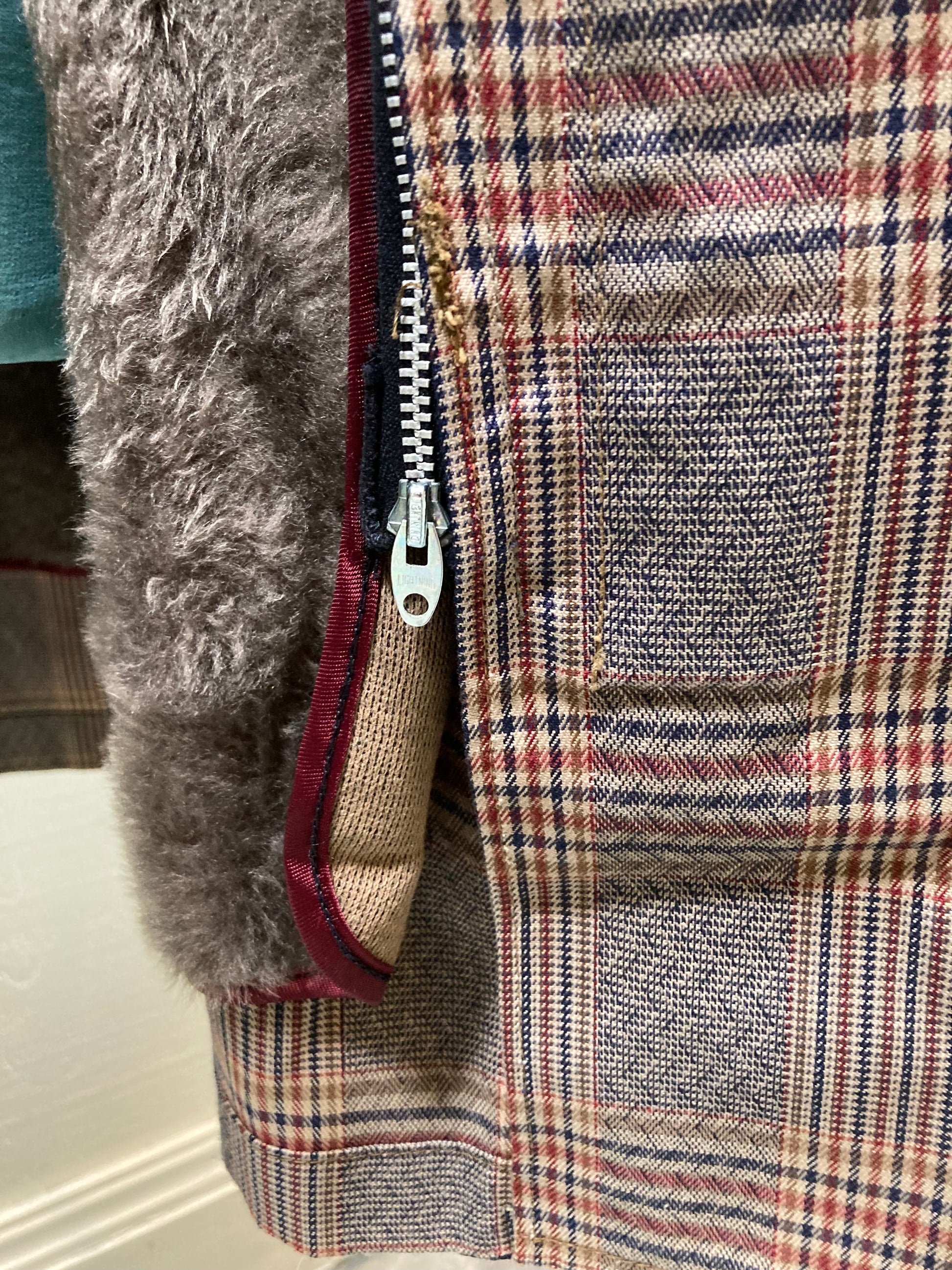 Kingspier Vintage - Vintage London Fog plaid 100% cotton trench coat with acrylic zip out liner.
42” chest.
Made in USA